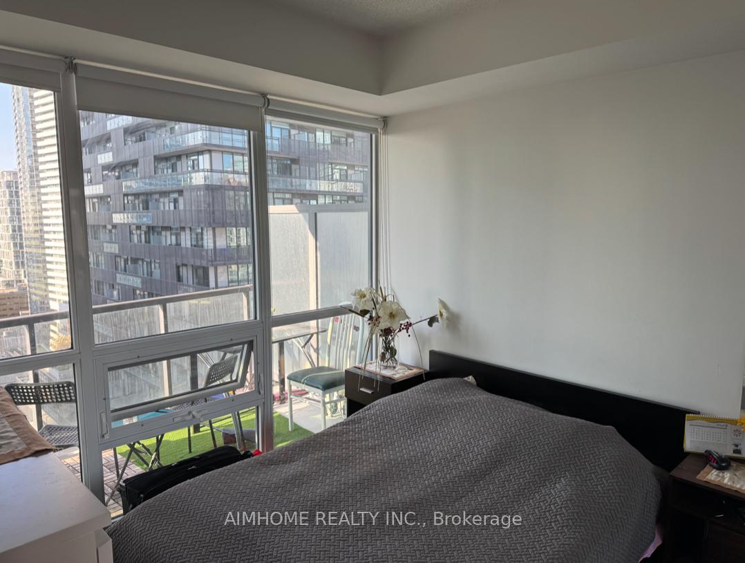 2 Bedrooms Condo at 30 Roehampton, Toronto For sale
