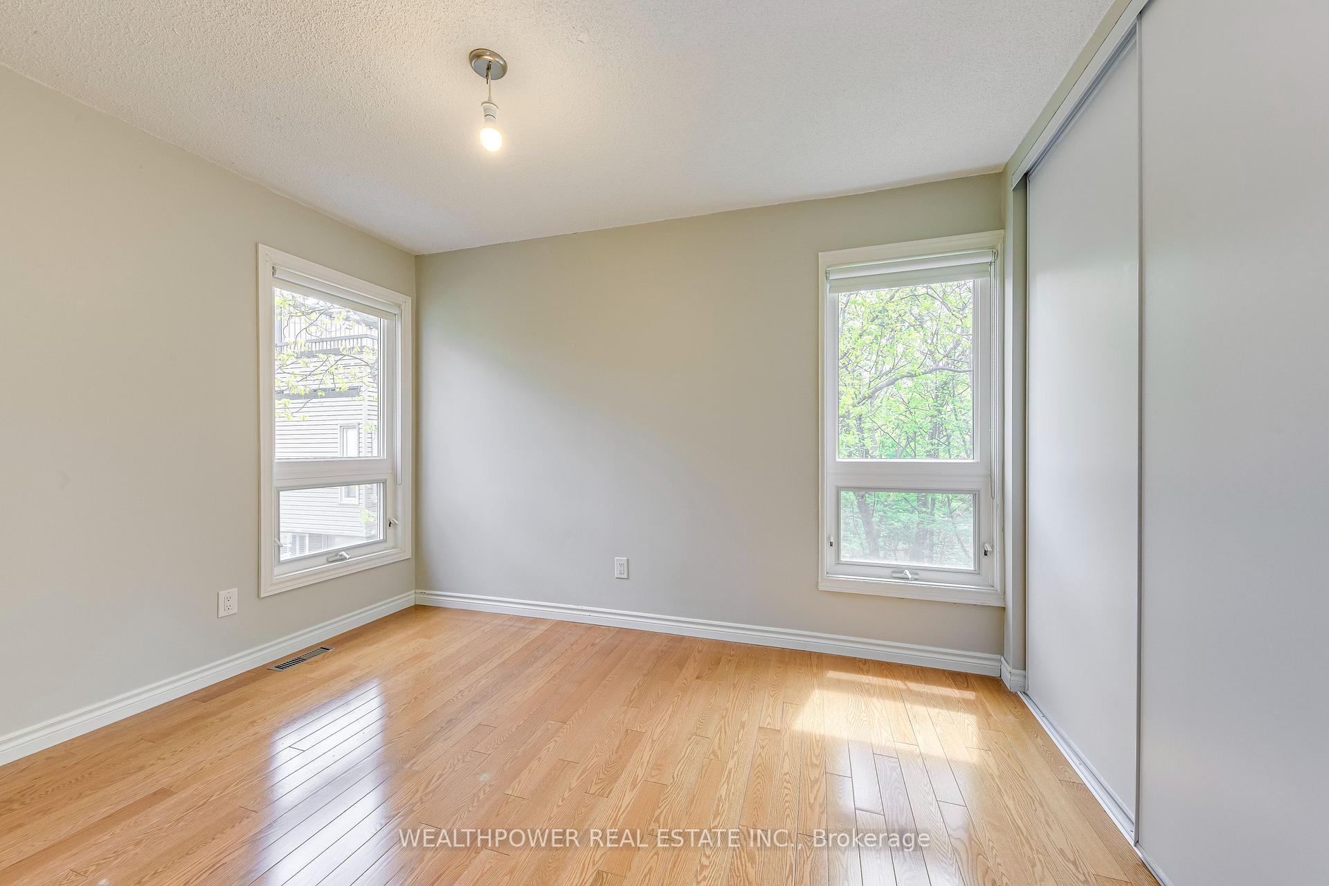 3 Bedrooms Condo at 1250 Marlborough, Oakville For sale