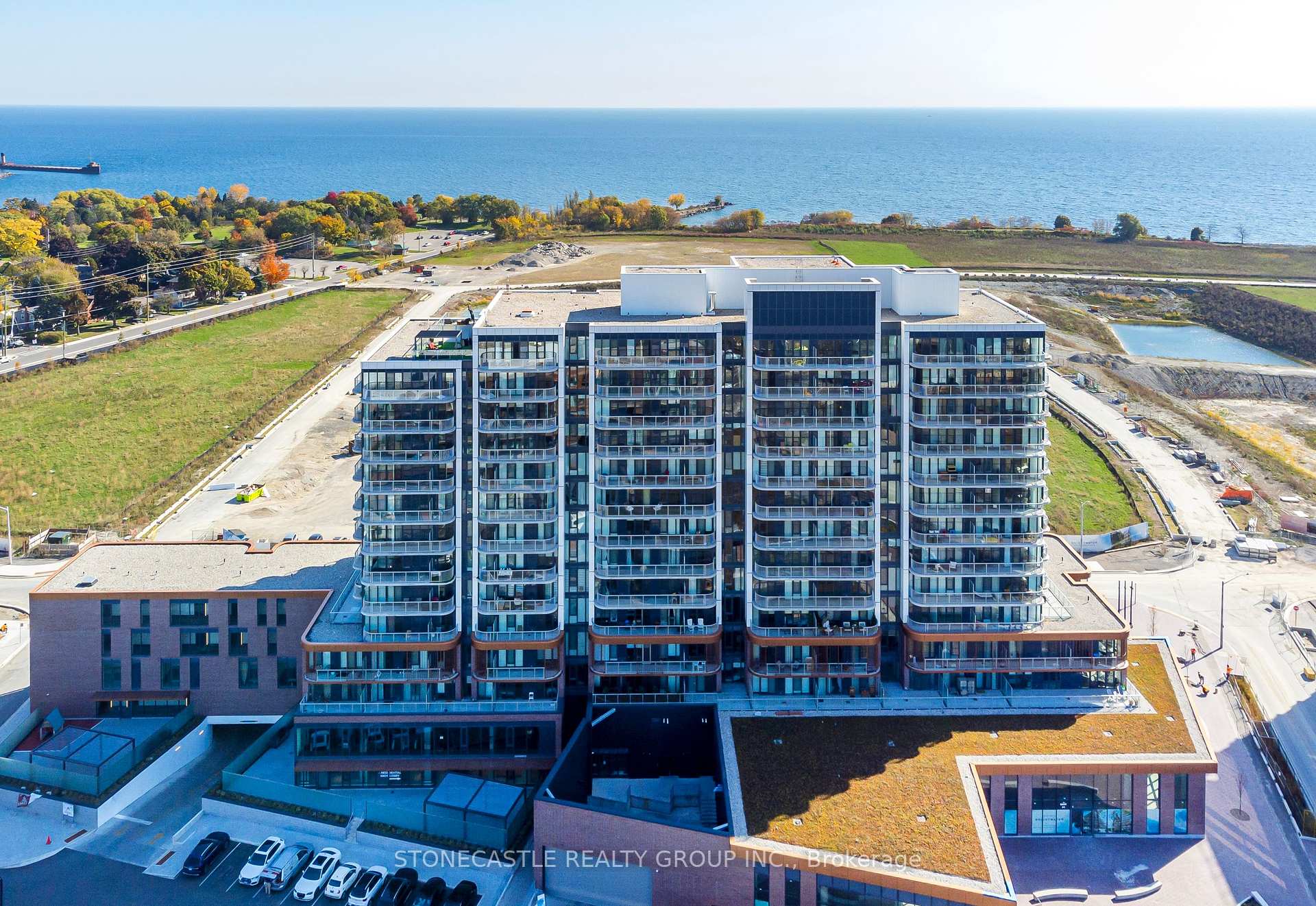 3 Bedrooms Condo at 220 Missinnihe, Mississauga For sale