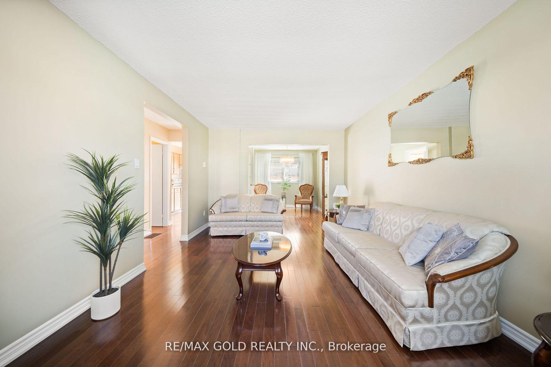 4 Bedrooms Condo at 1050 Shawnmarr, Mississauga For sale