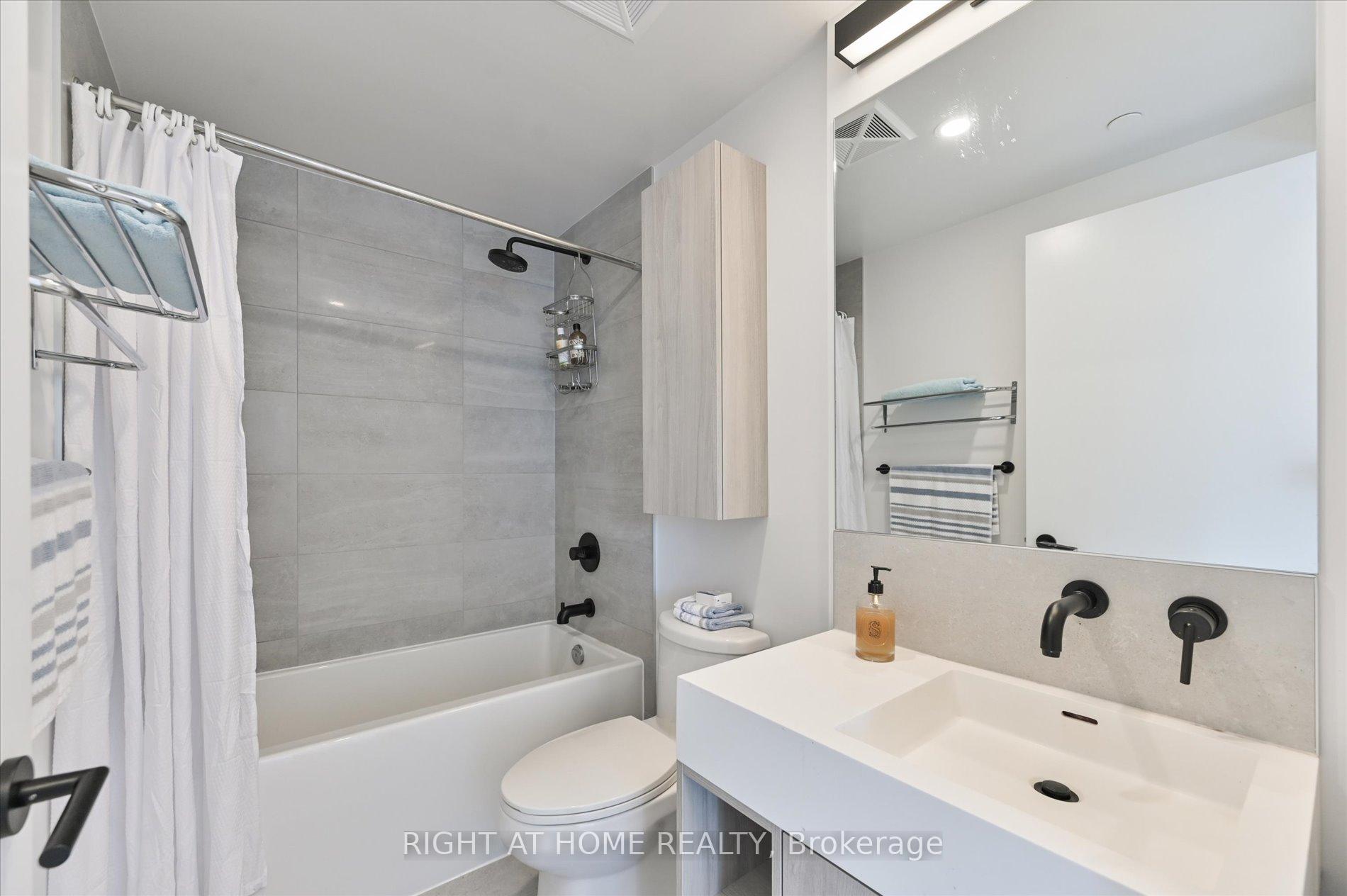3 Bedrooms Condo at 108 Peter, Toronto For sale