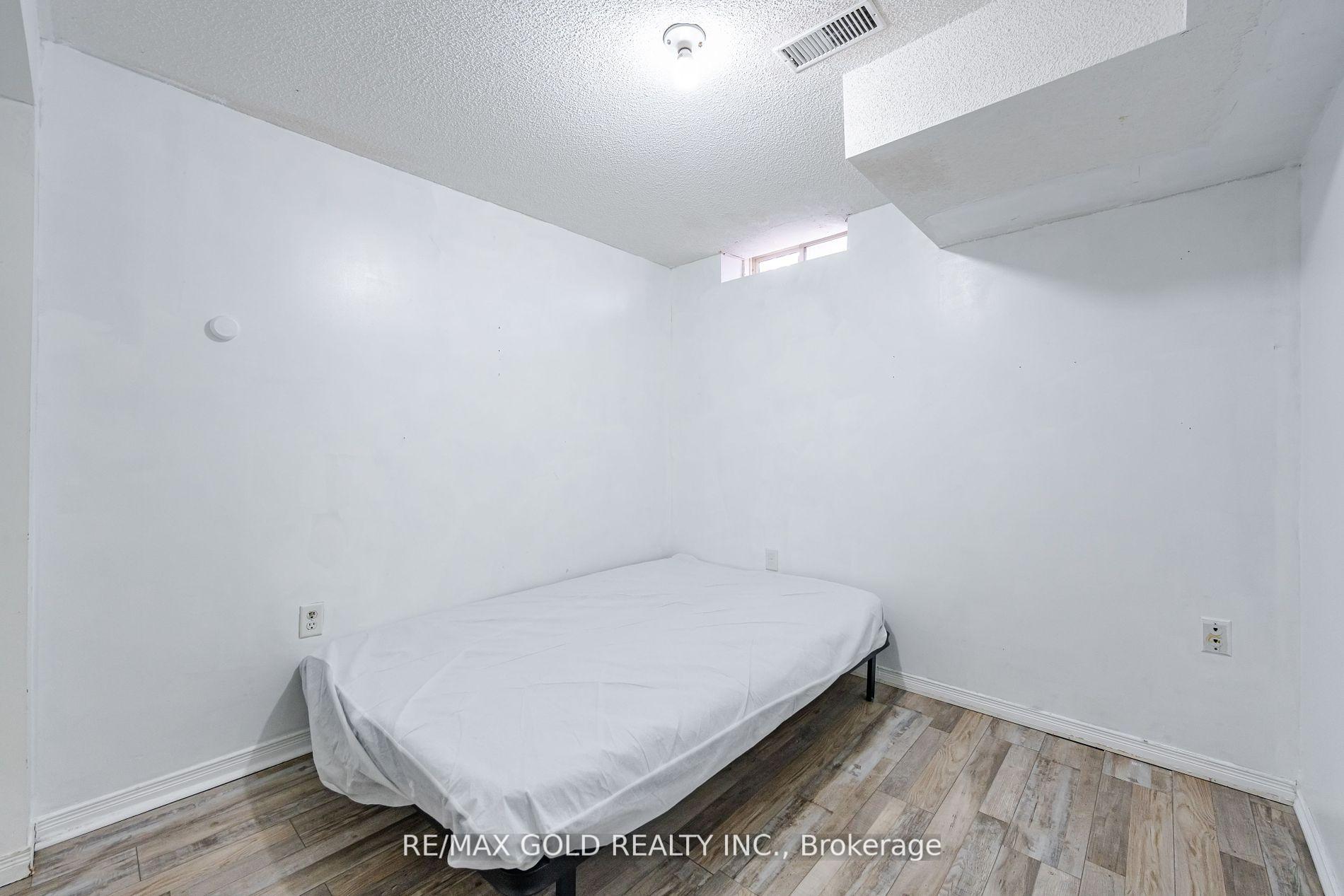 5 Bedrooms Condo at 24 Norman Wesley,  Toronto For sale