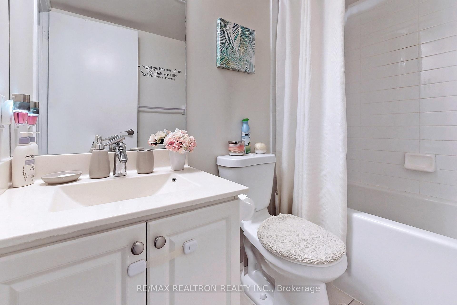 2 Bedrooms Condo at 125 Village Green, Toronto For sale