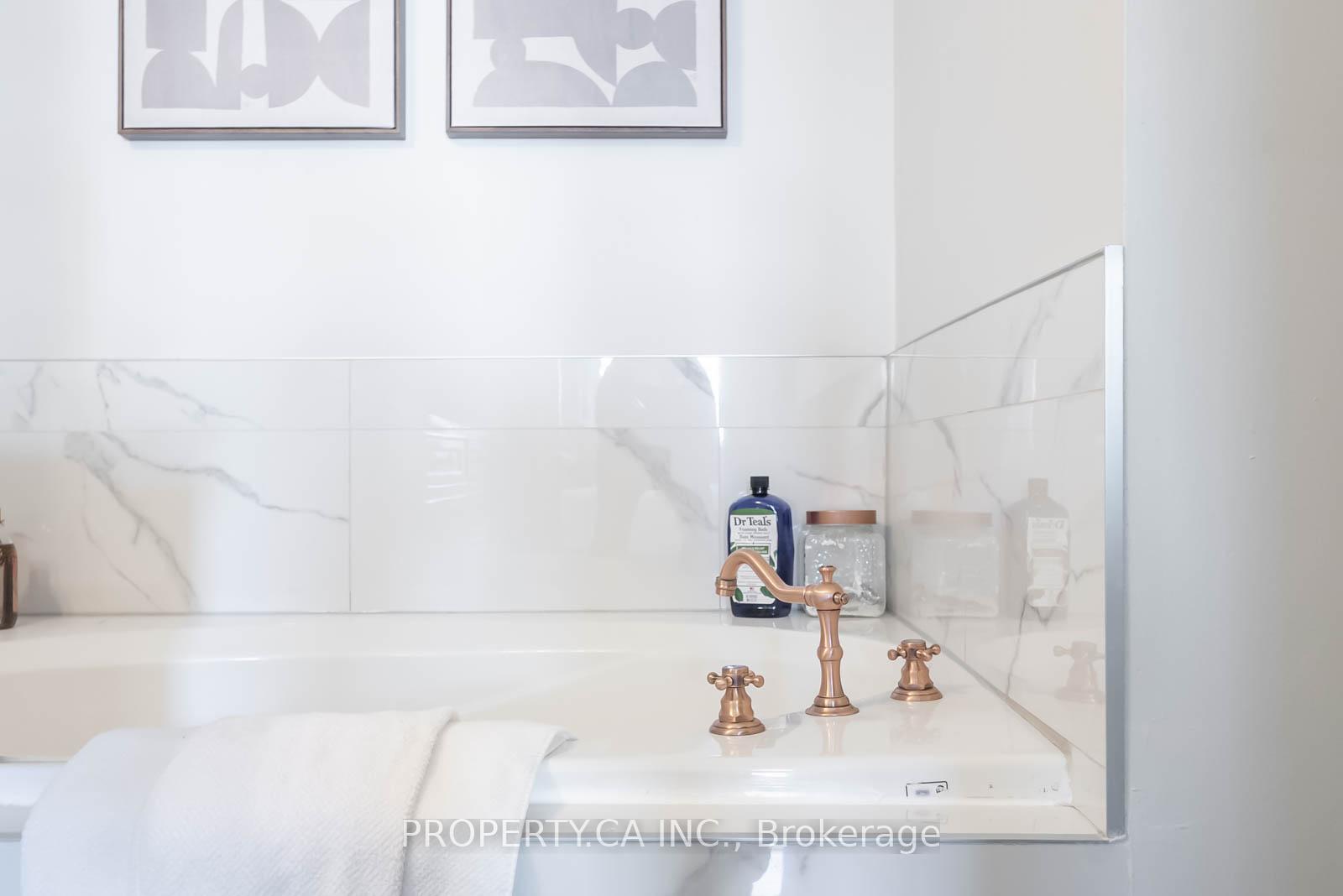 3 Bedrooms Condo at 601 Shoreline, Mississauga For sale