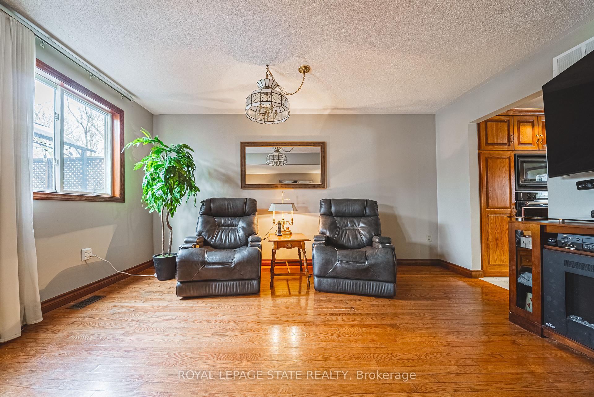 3 Bedrooms Condo at 100 Quigley, Hamilton For sale