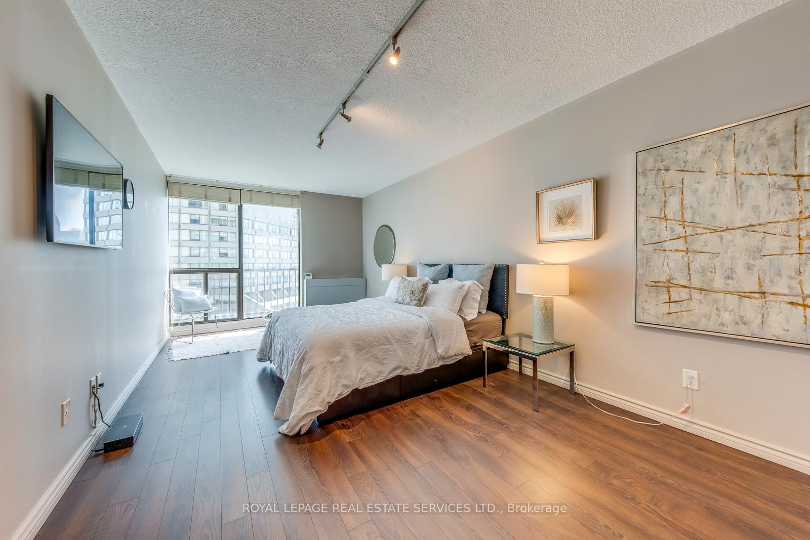 2 Bedrooms Condo at 33 Harbour, Toronto For sale