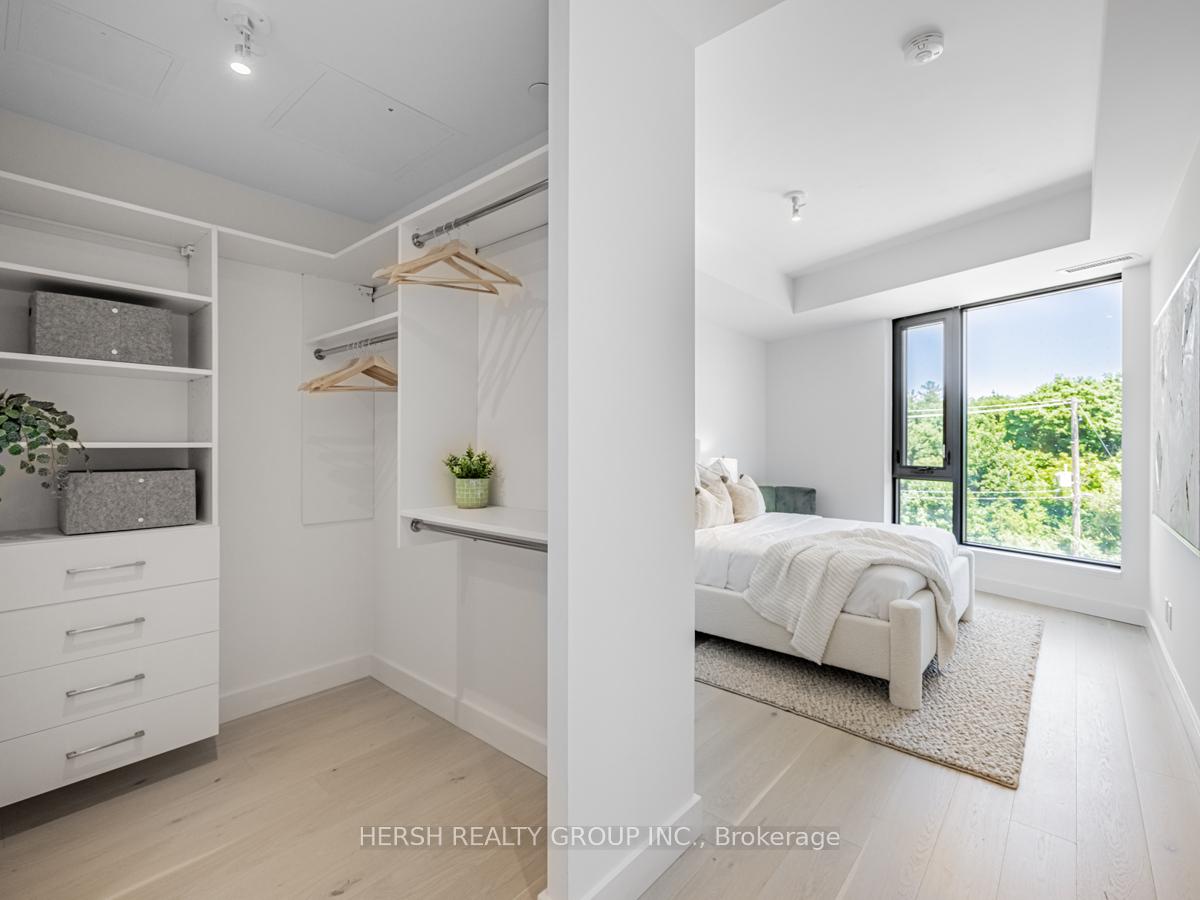 2 Bedrooms Condo at 160 Kingsway,  Toronto For sale