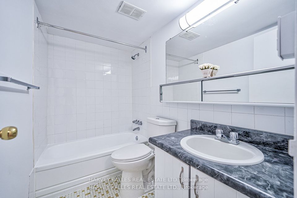 2000 Sheppard Avenue W 411