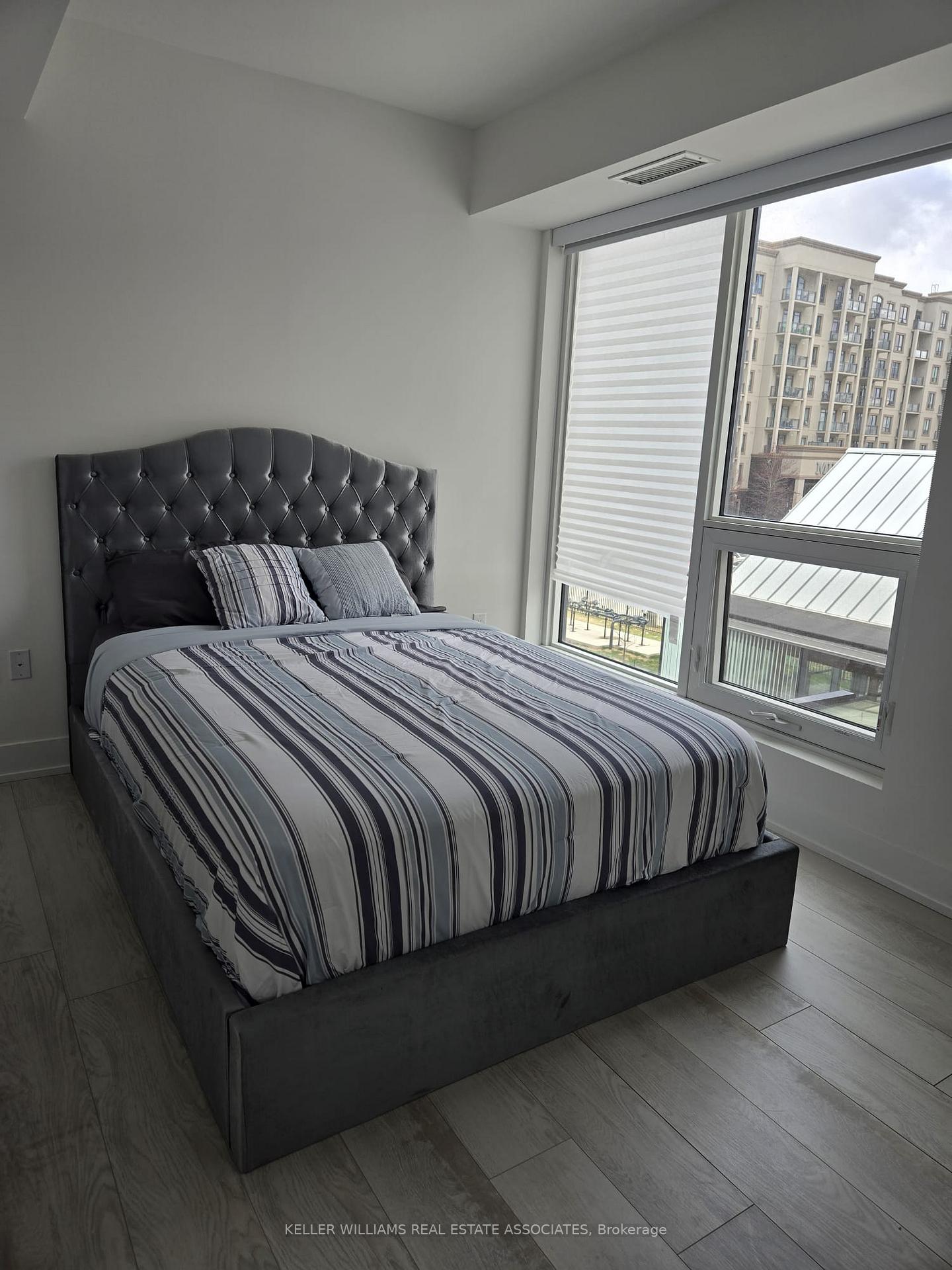 2 Bedrooms Condo at 2450 Old Bronte, Oakville For sale