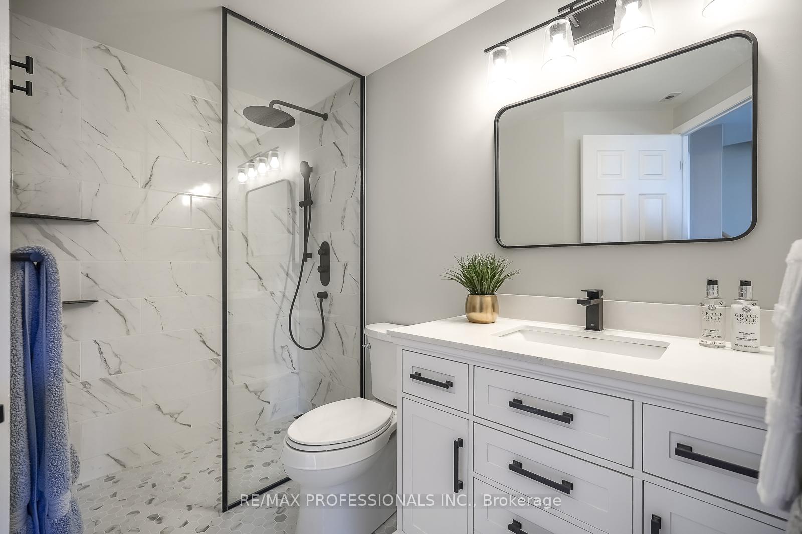 3 Bedrooms Condo at 32 Stadium, Toronto For sale