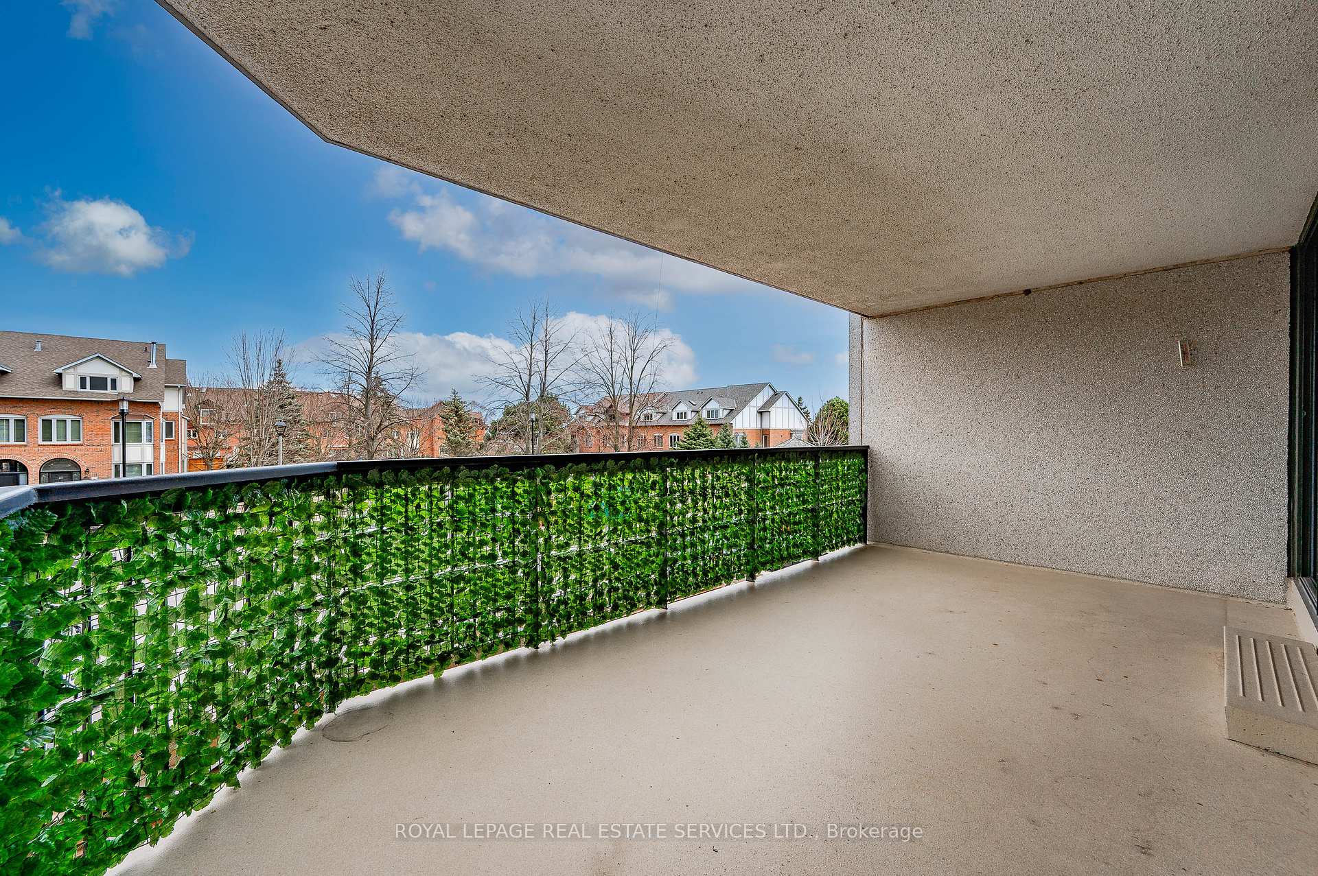2 Bedrooms Condo at 2170 Marine,  Oakville For sale