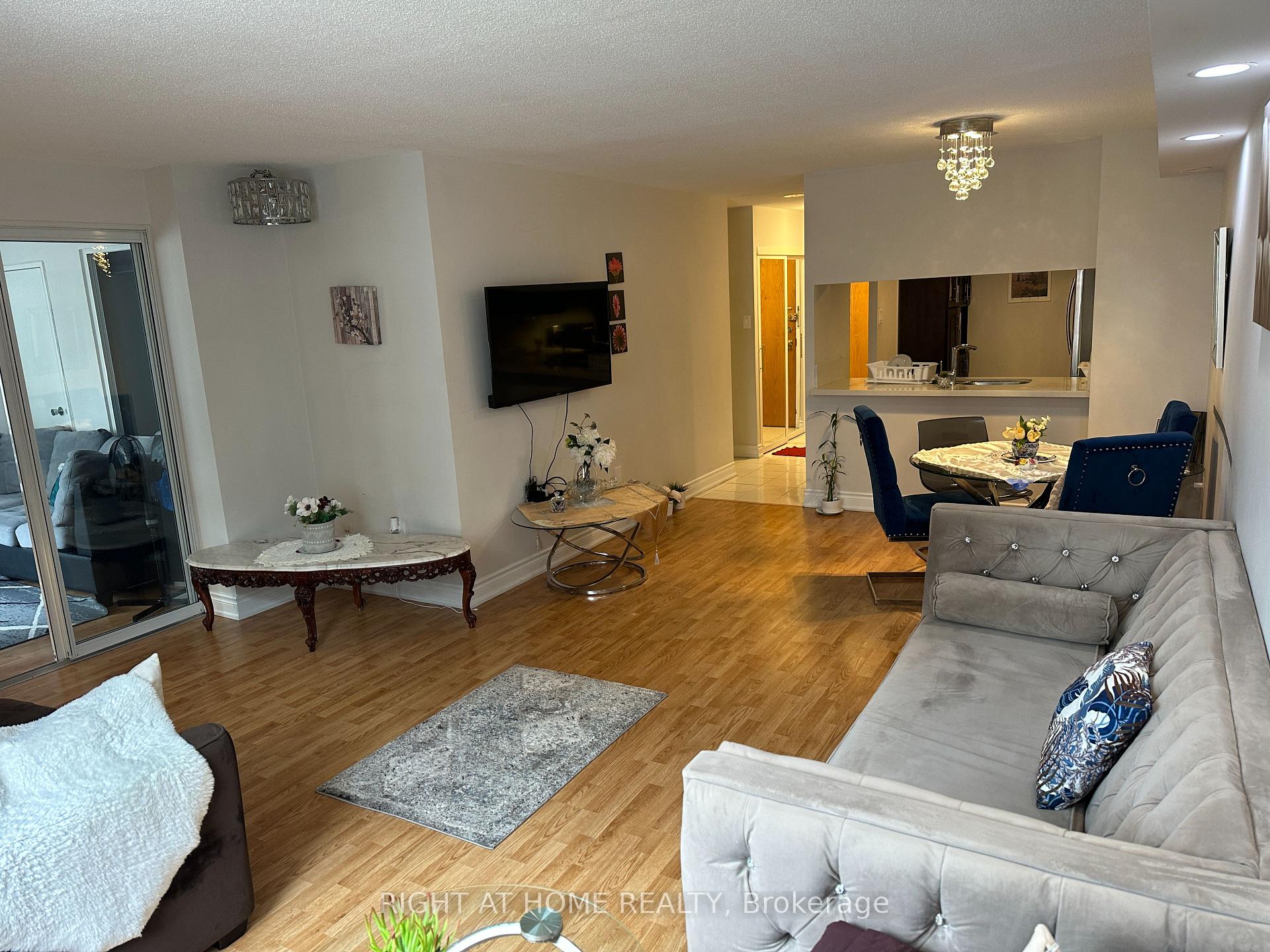 3 Bedrooms Condo at 300 Webb,  Mississauga For sale