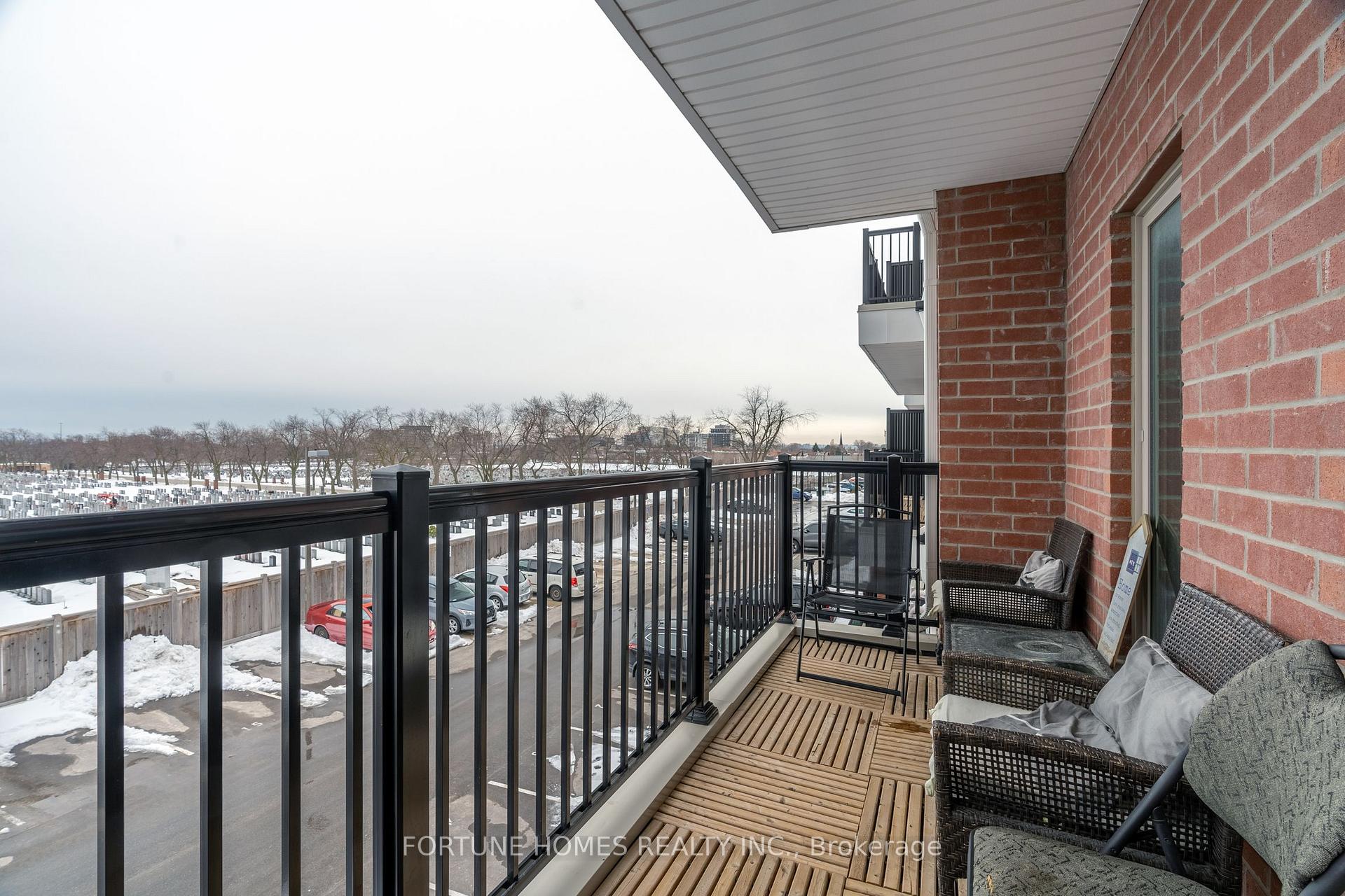 3 Bedrooms Condo at 39 John Perkins Bull, Toronto For sale