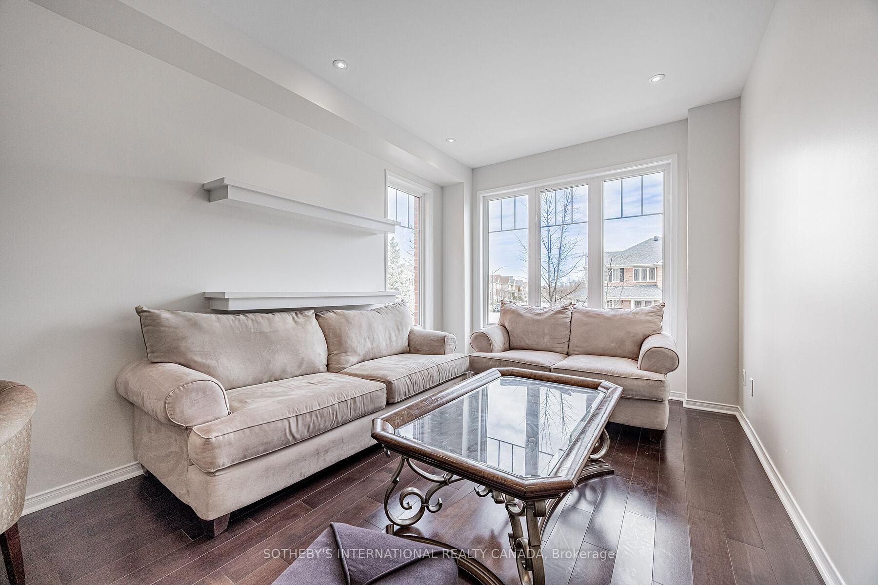 4 Bedrooms Condo at 5700 Tosca, Mississauga For sale