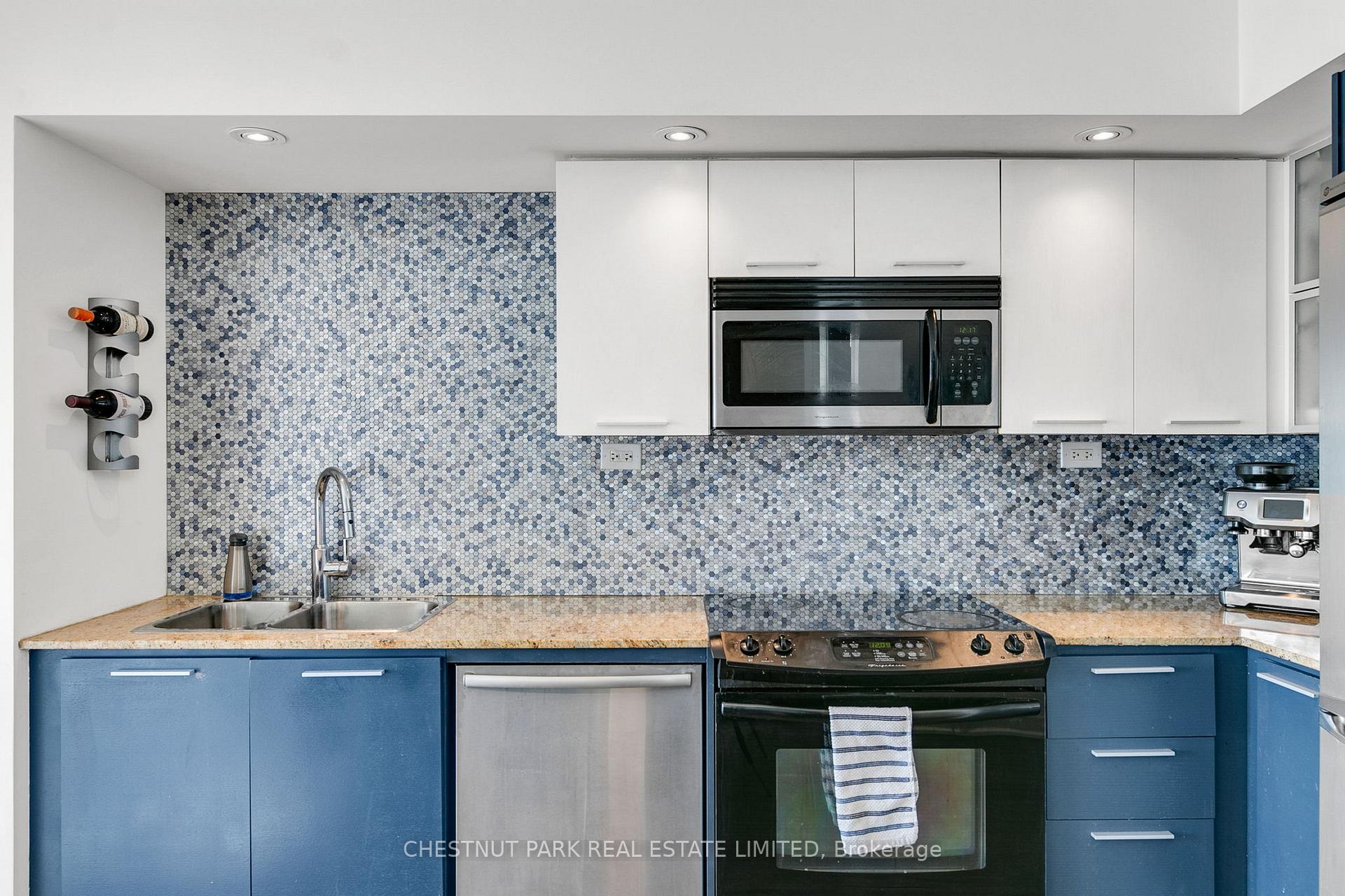 3 Bedrooms Condo at 25 Capreol, Toronto For sale