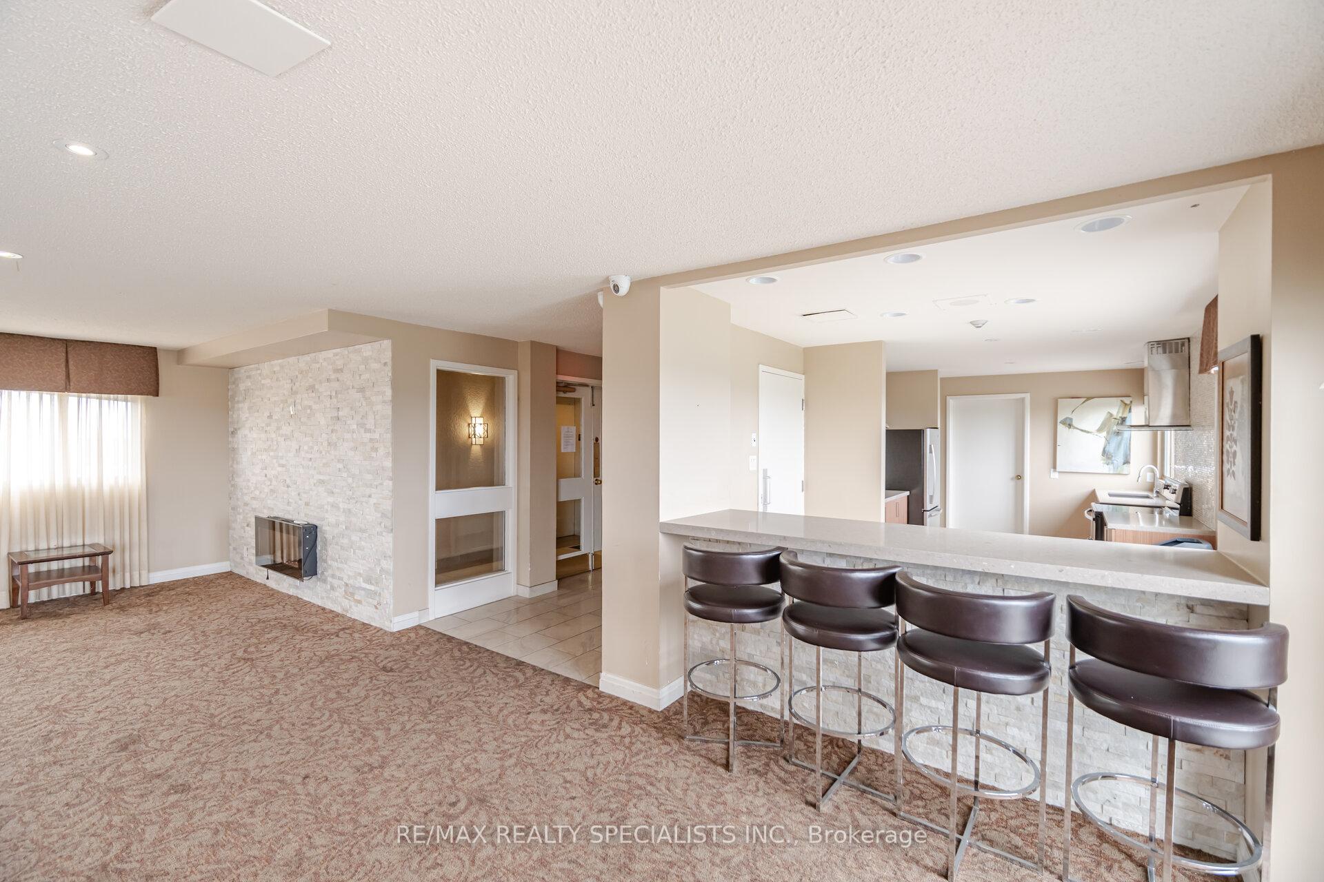 2 Bedrooms Condo at 61 Markbrook, Toronto For sale