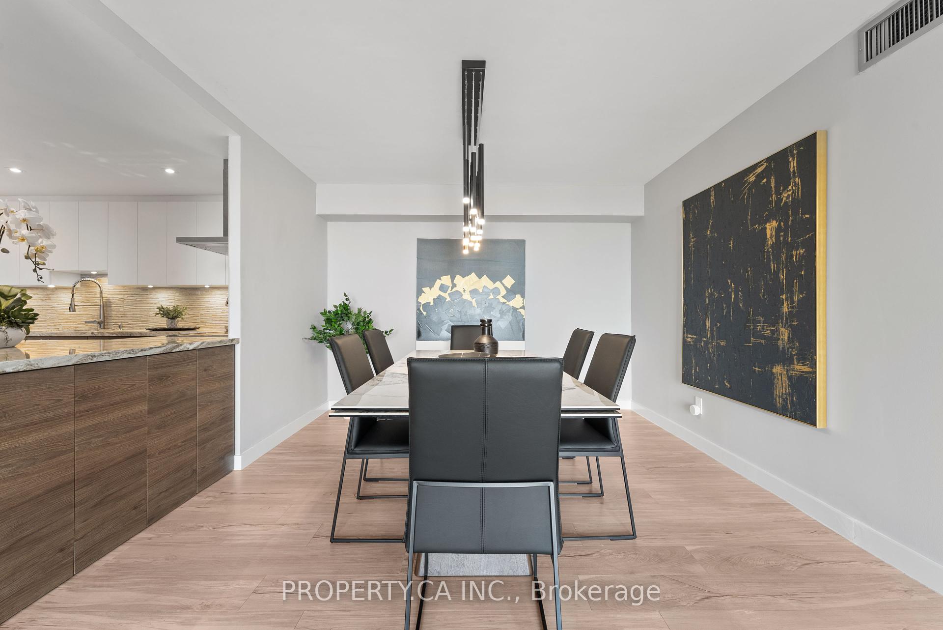 3 Bedrooms Condo at 40 Richview, Toronto For sale