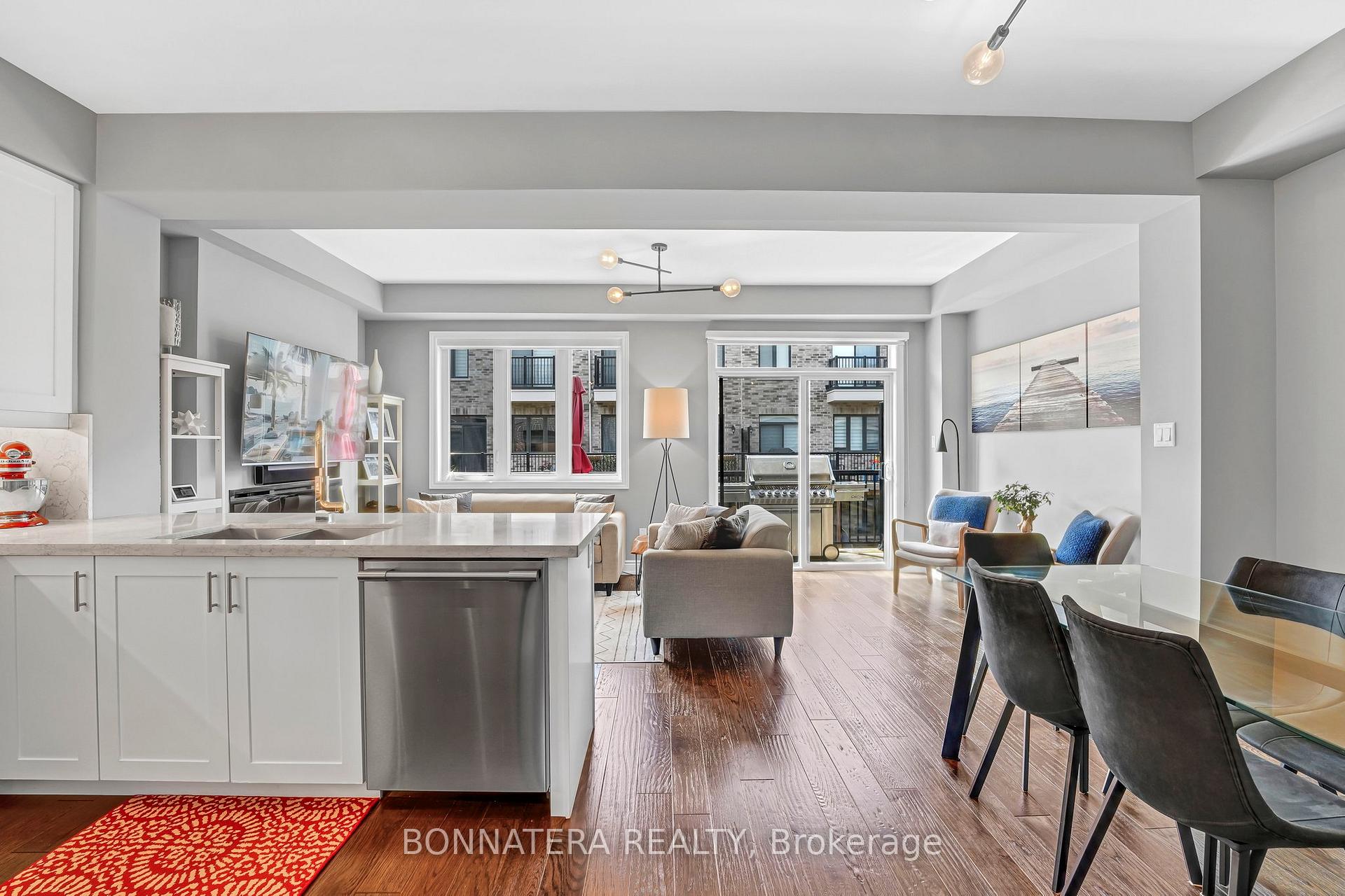 4 Bedrooms Condo at 10 Augustus, Toronto For sale