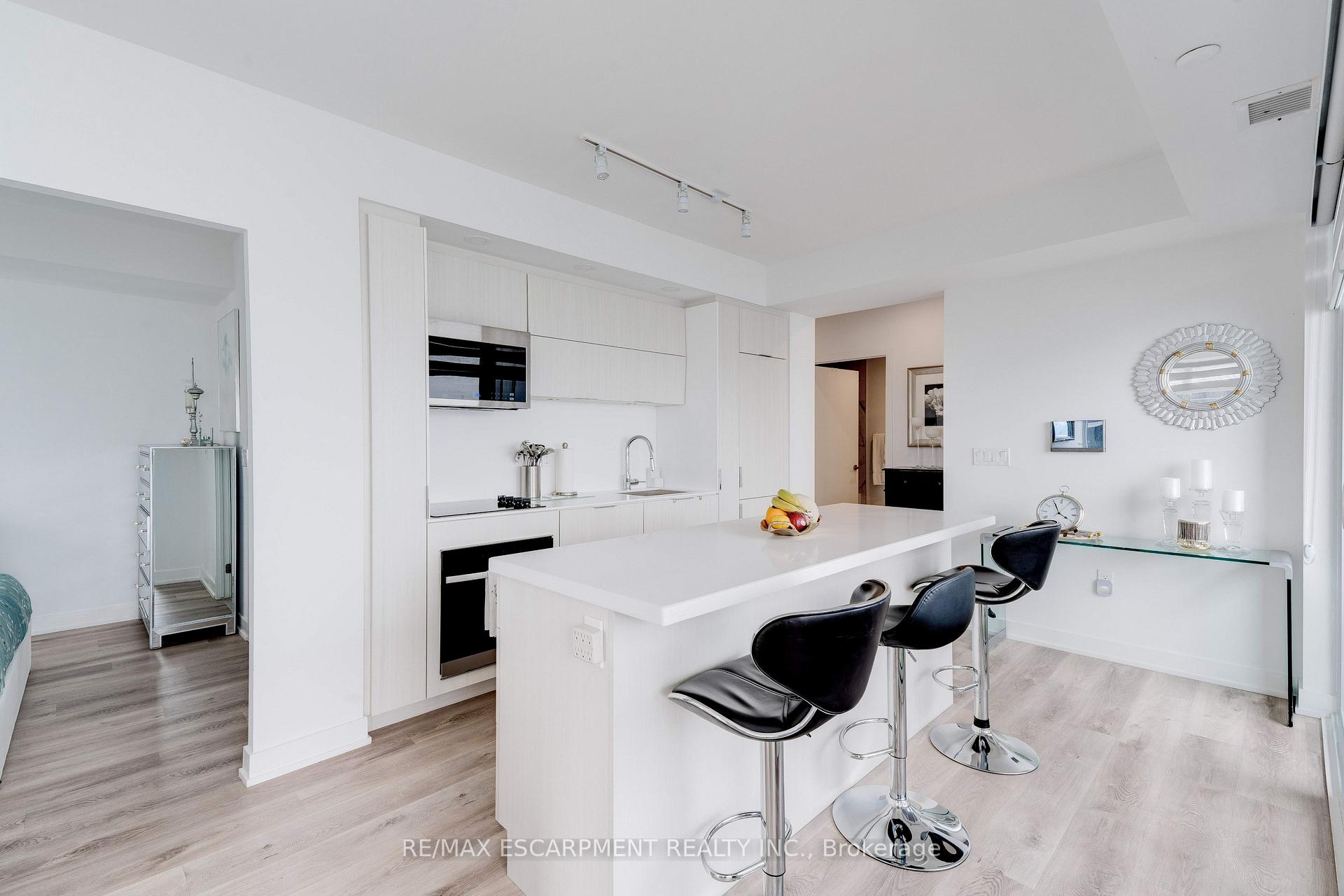 2 Bedrooms Condo at 370 Martha, Burlington For sale
