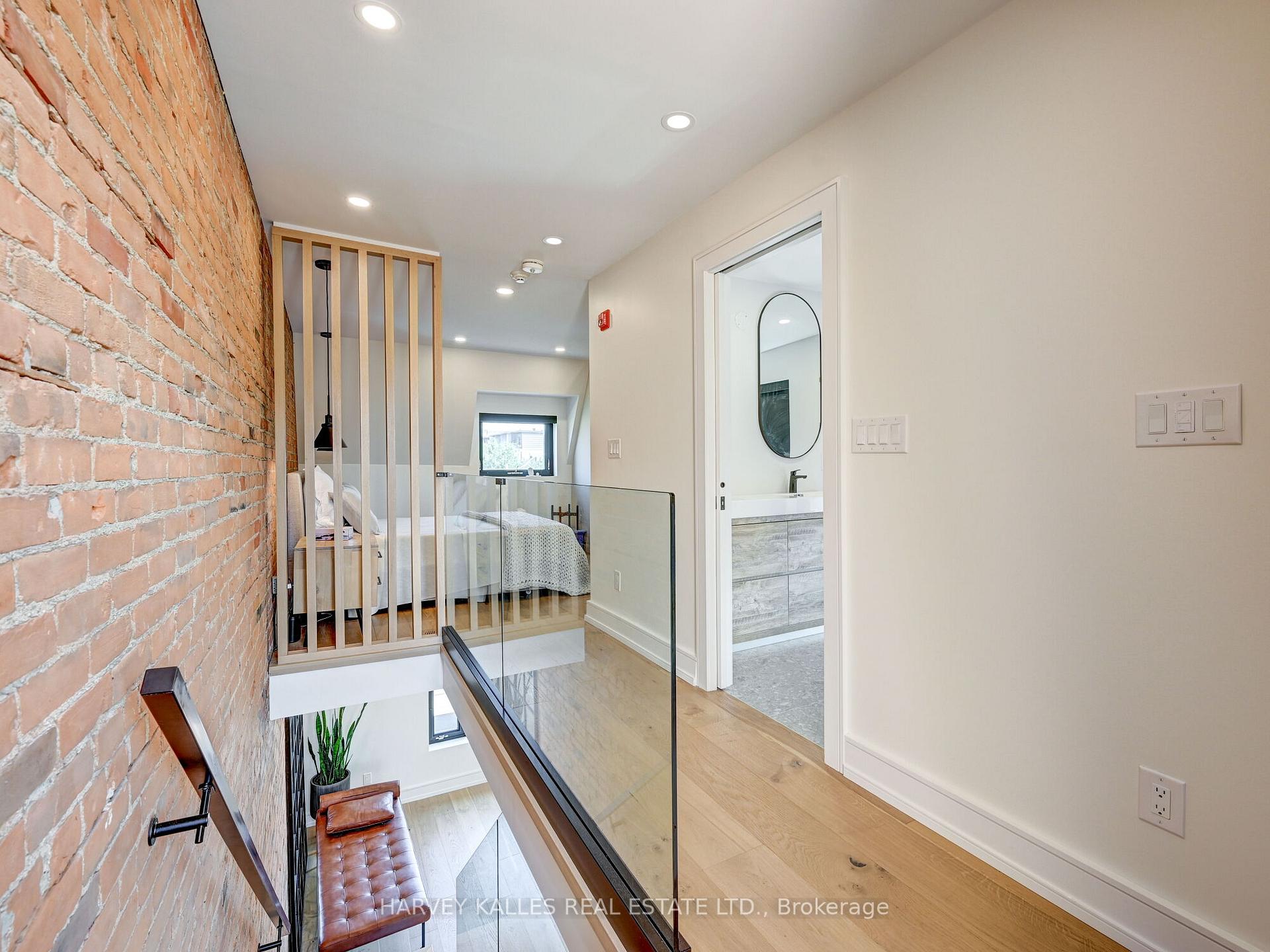 885 Dundas Street W Upper