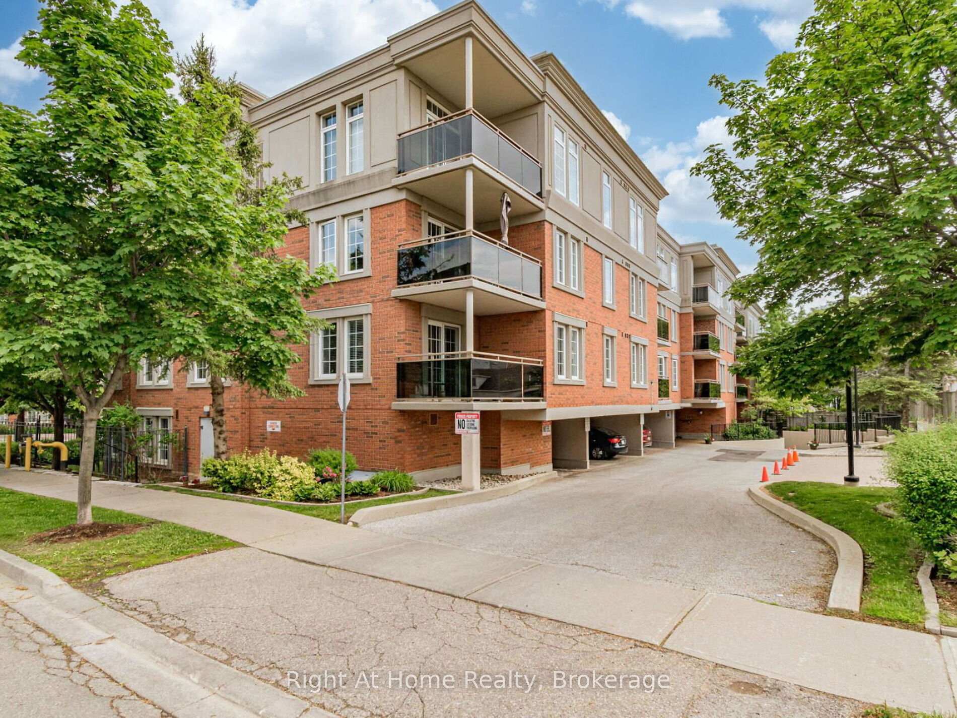 1 Bedroom Condo at 2300 Parkhaven, Oakville For sale