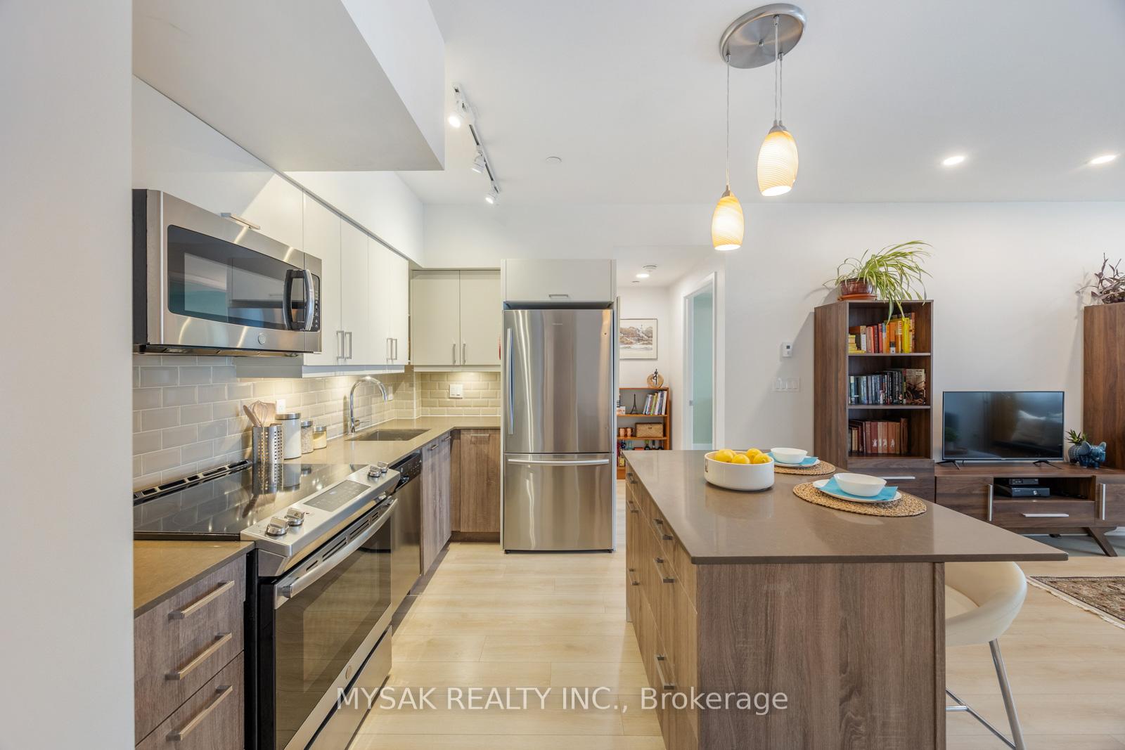 2 Bedrooms Condo at 385 Osler, Toronto For sale