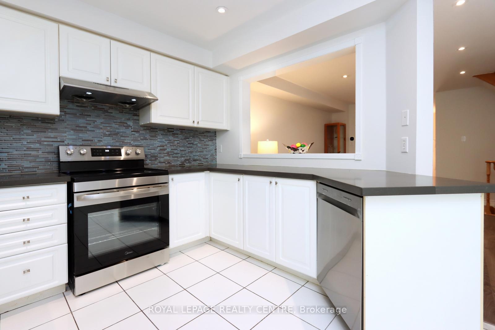 3 Bedrooms Condo at 5525 Palmerston, Mississauga For sale