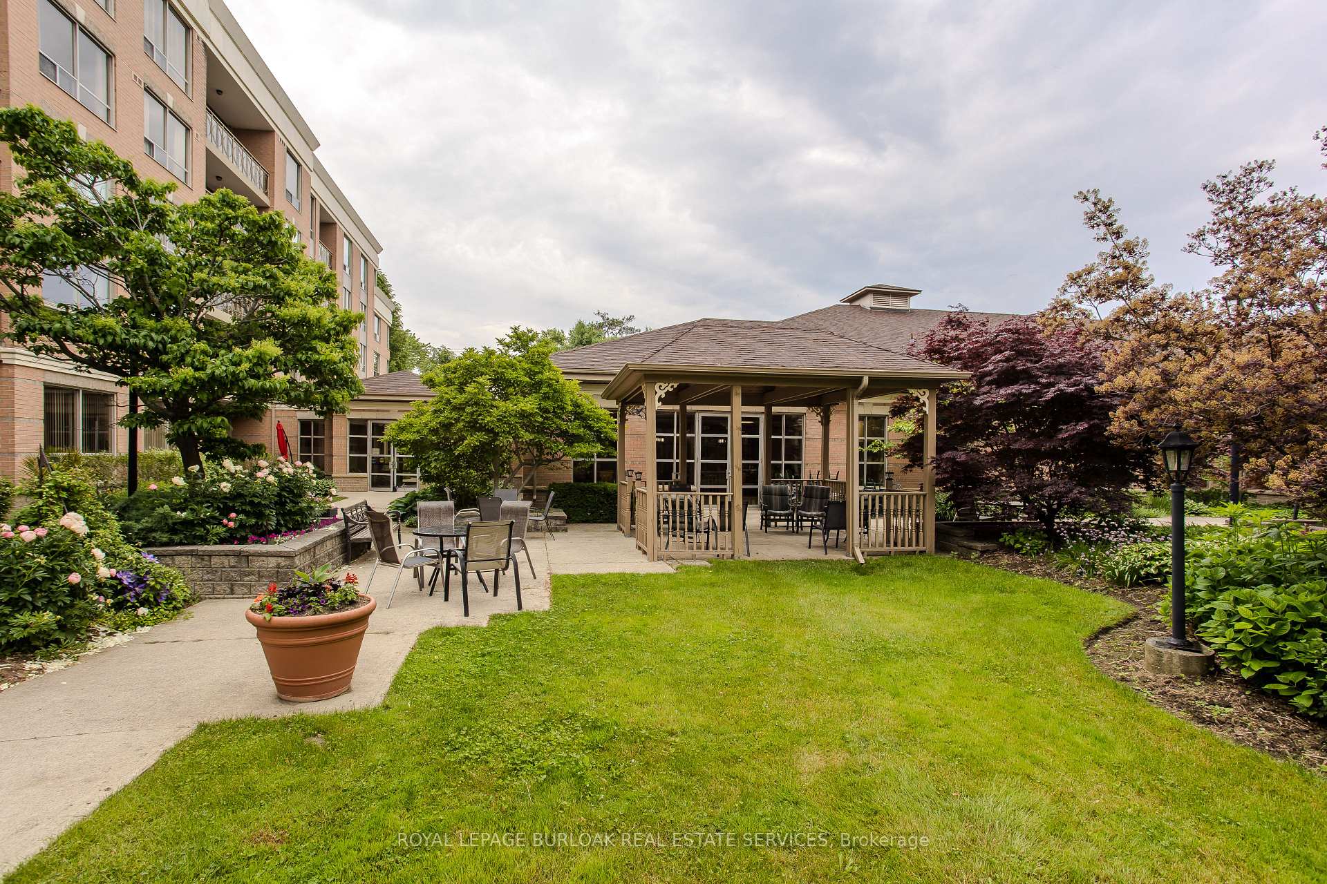2 Bedrooms Condo at 100 Burloak, Burlington For sale