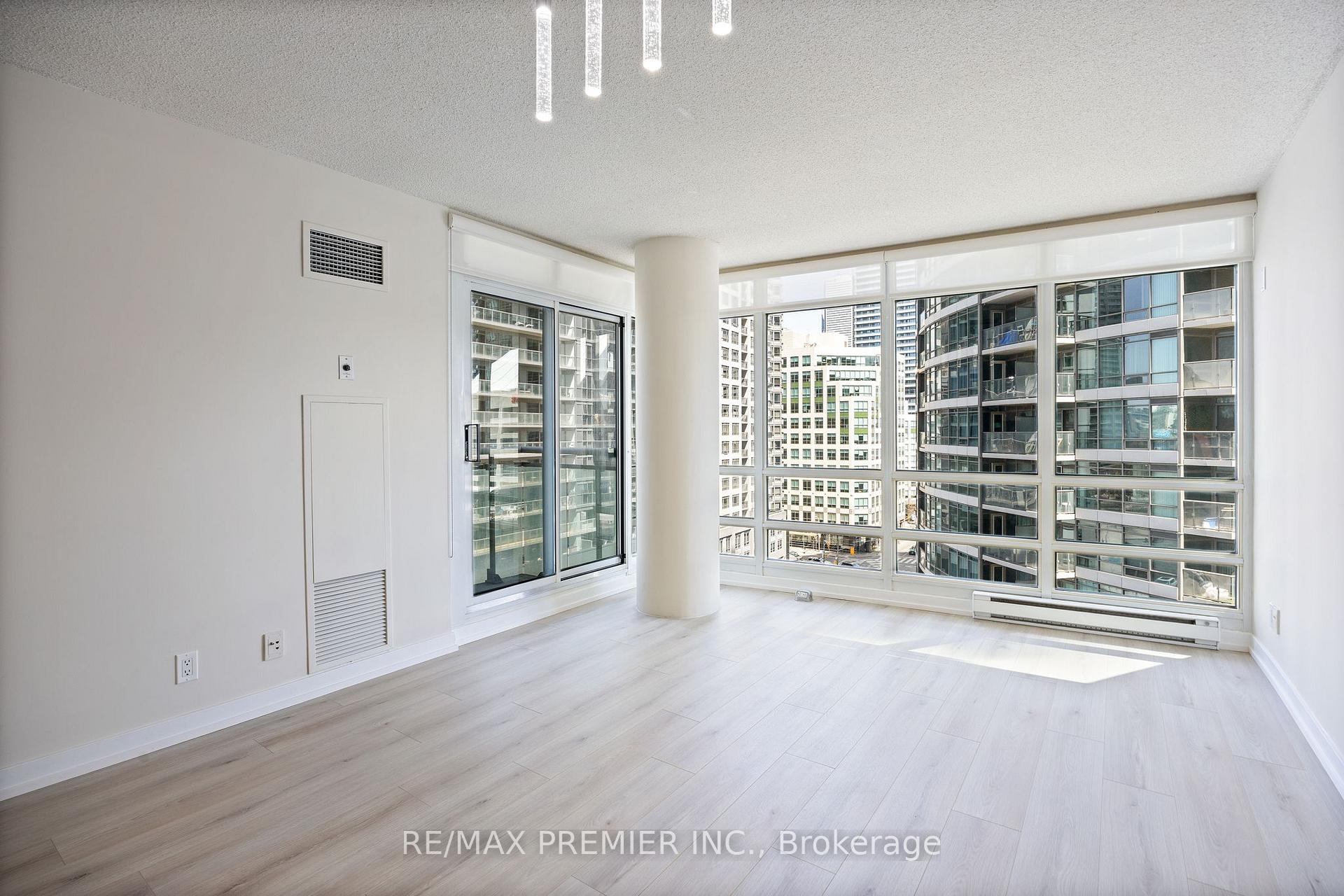 2 Bedrooms Condo at 381 Front,  Toronto For sale