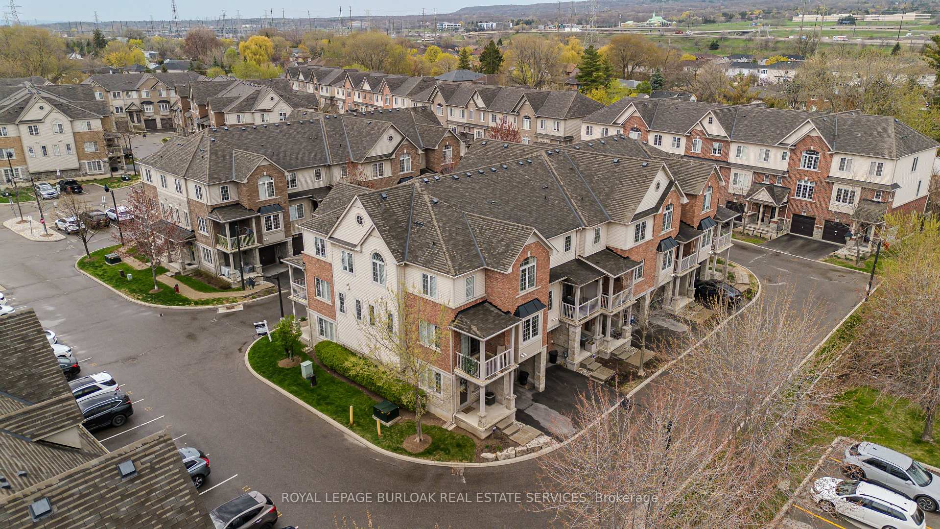 3 Bedrooms Condo at 1401 Plains, Burlington For sale