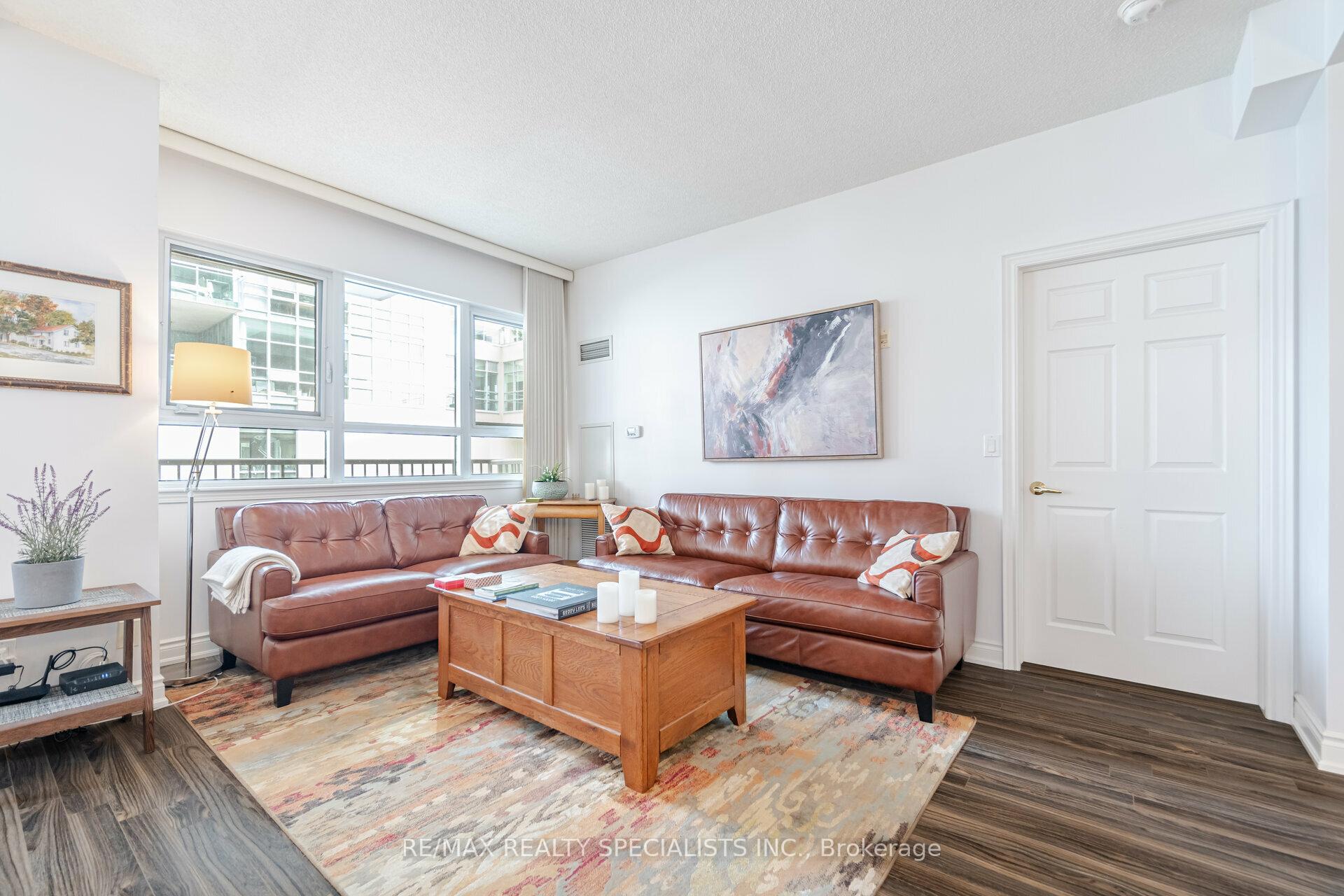 3 Bedrooms Condo at 399 Elizabeth, Burlington For sale
