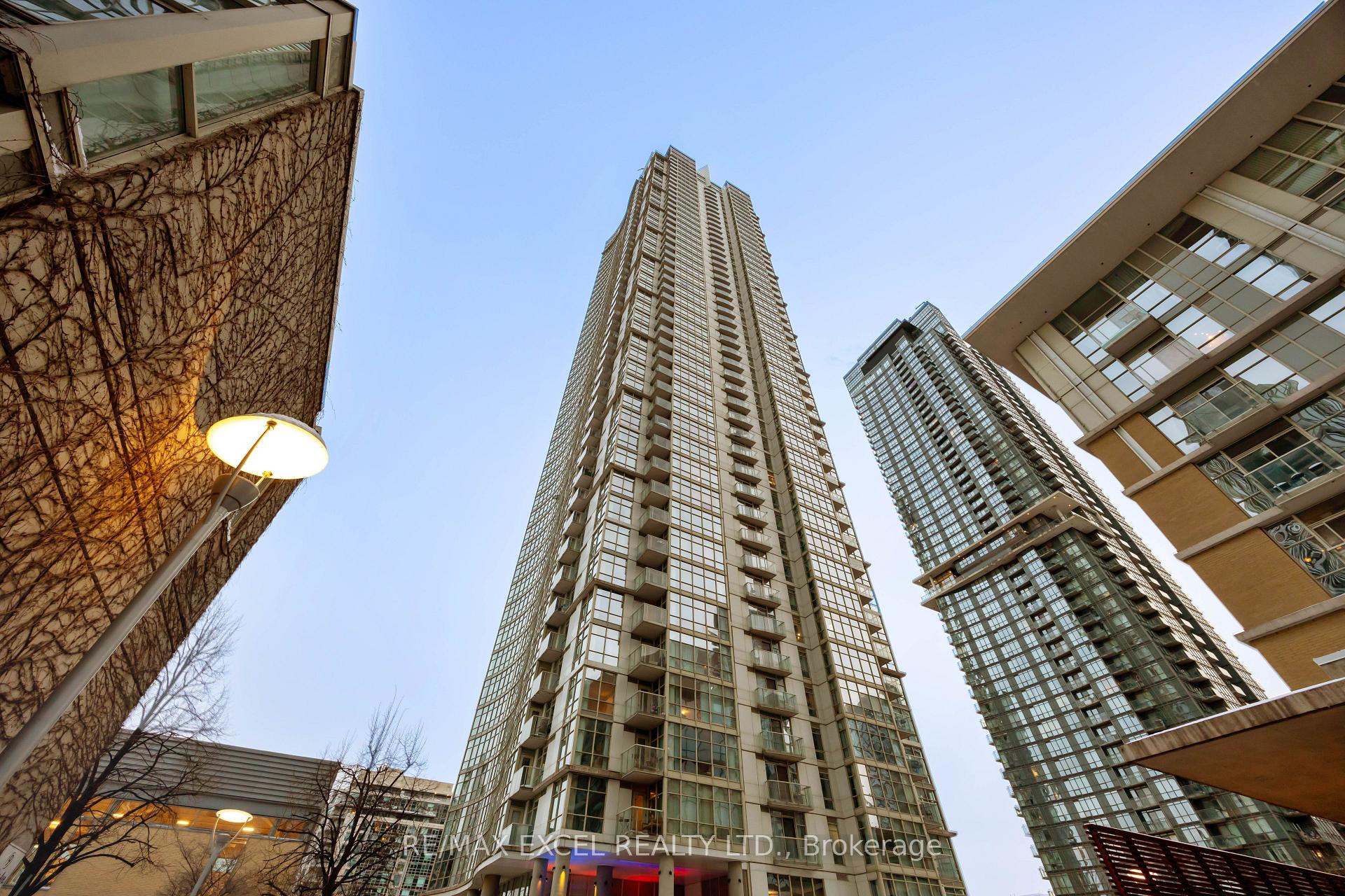 2 Bedrooms Condo at 35 Mariner, Toronto For sale