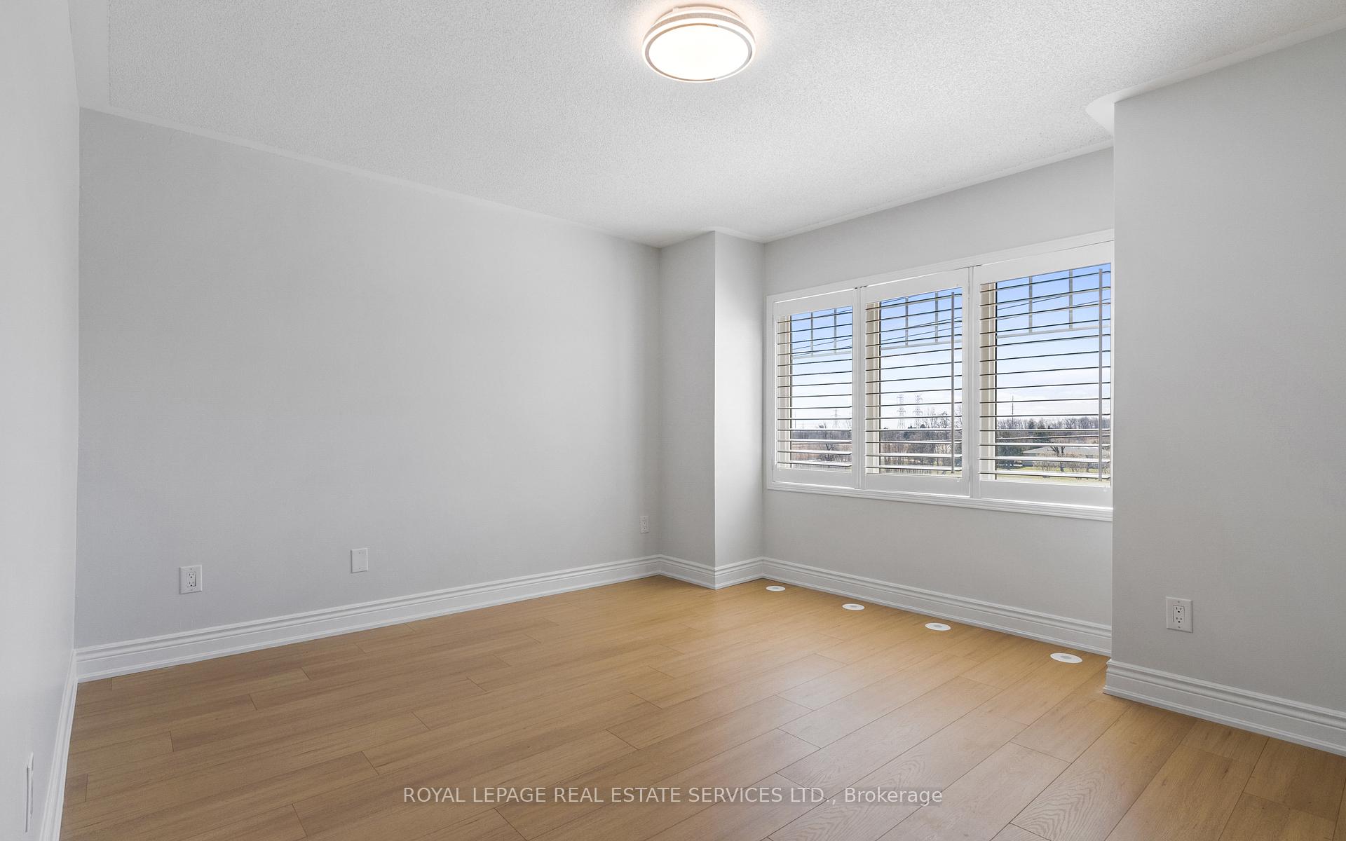 4 Bedrooms Condo at 5025 Ninth, Mississauga For sale