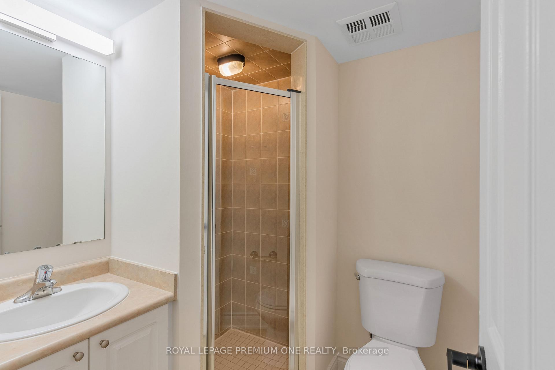 3 Bedrooms Condo at 65 Turntable, Toronto For sale