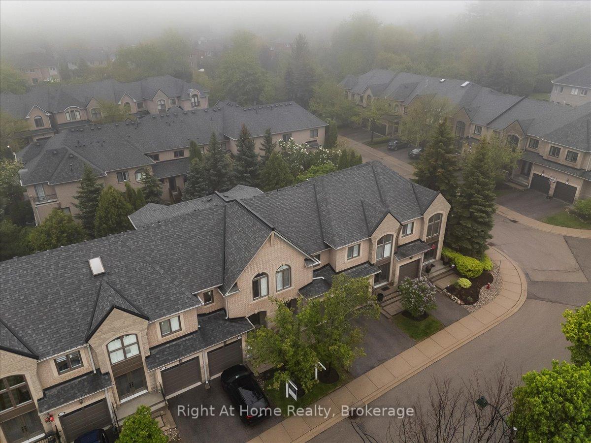 2 Bedrooms Condo at 2250 Rockingham, Oakville For sale