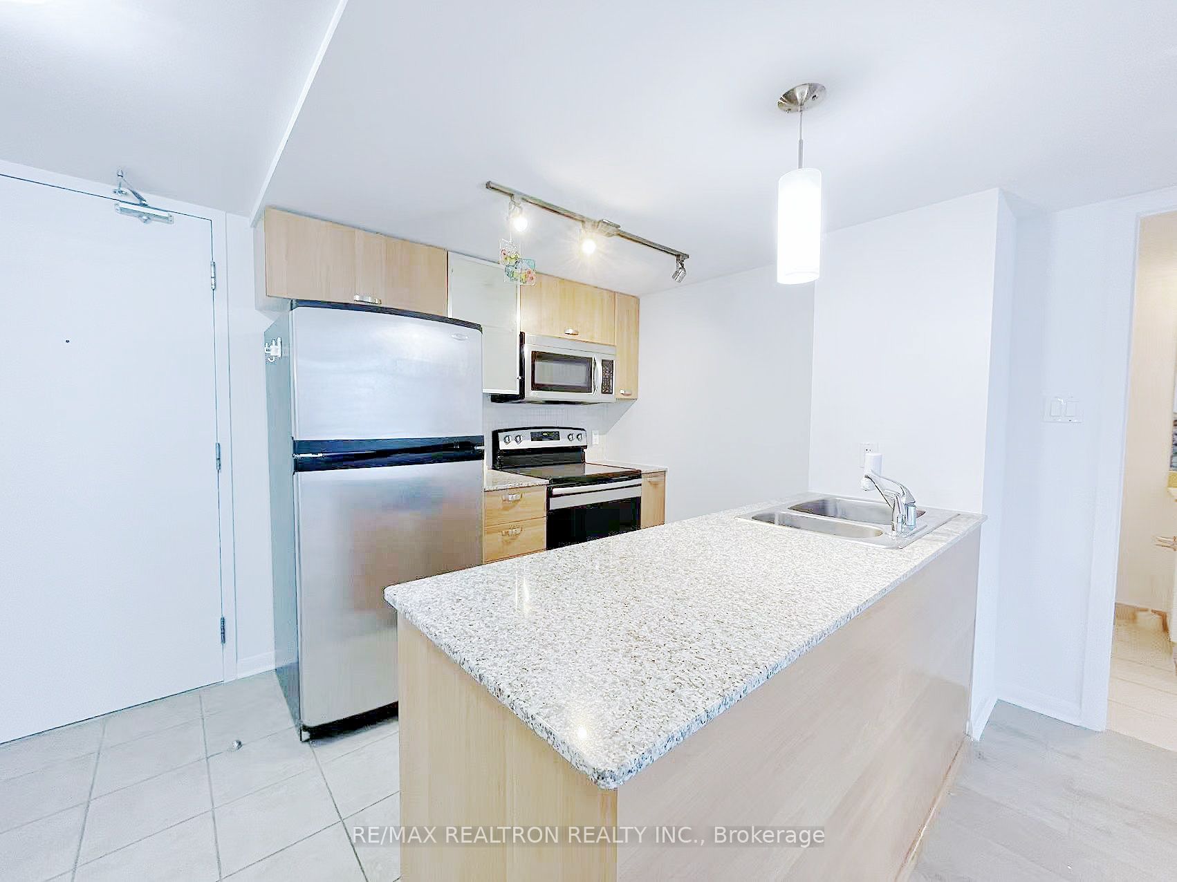 37 Grosvenor Street, #1009