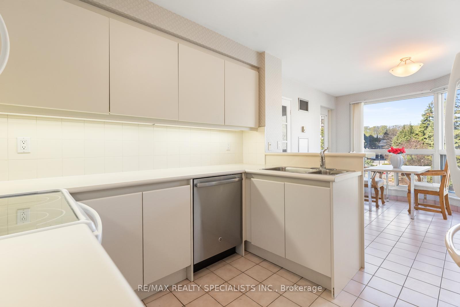 2 Bedrooms Condo at 1800 The Collegeway, Mississauga For sale