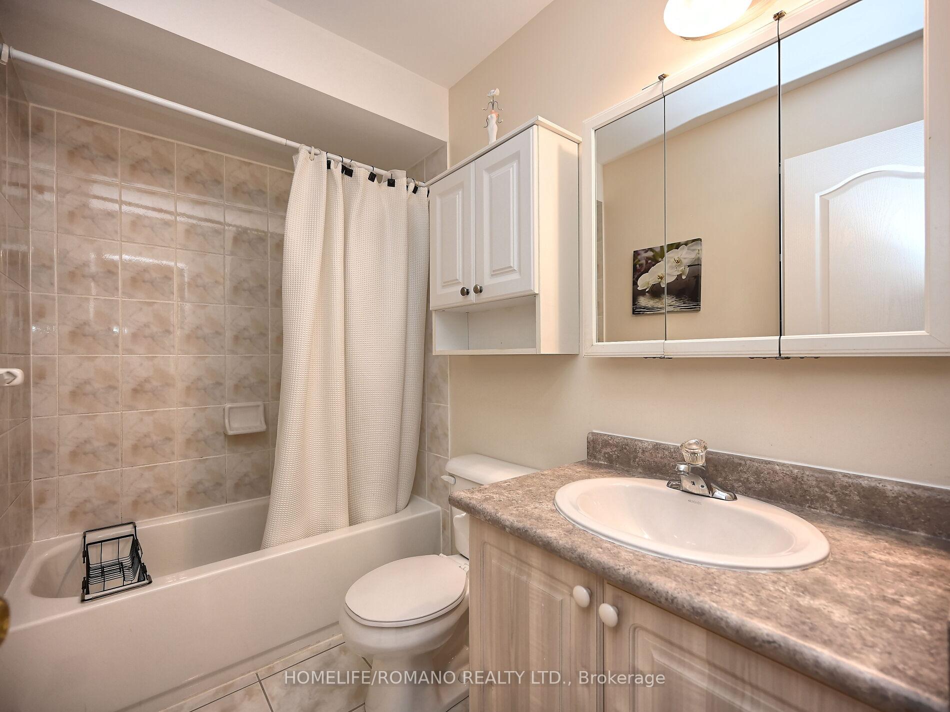 4 Bedrooms Condo at 3030 Breakwater, Mississauga For sale