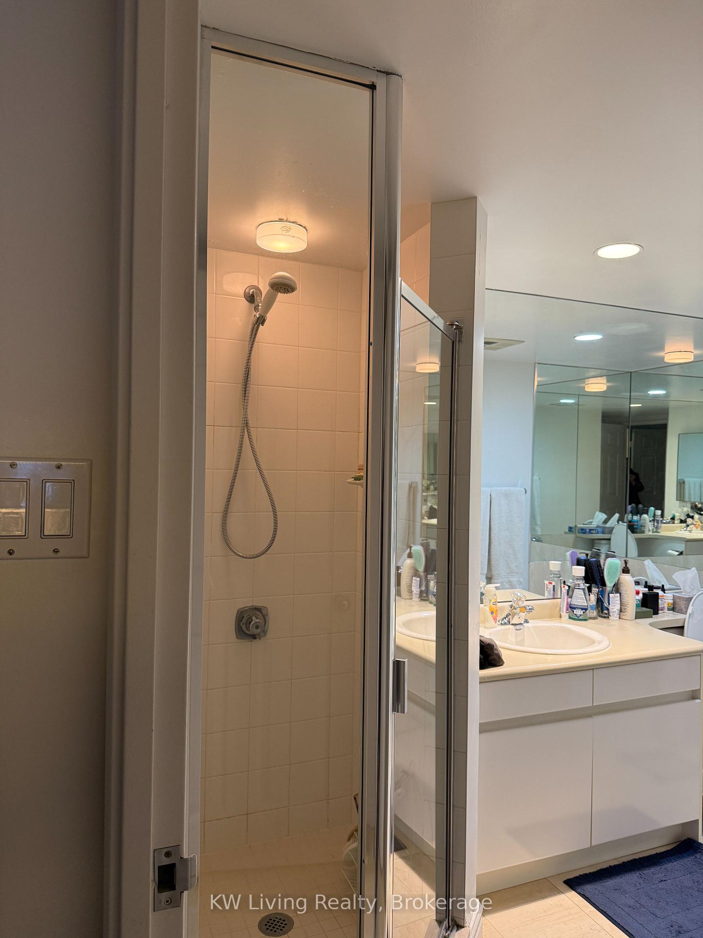 2 Bedrooms Condo at 33 University,  Toronto For sale
