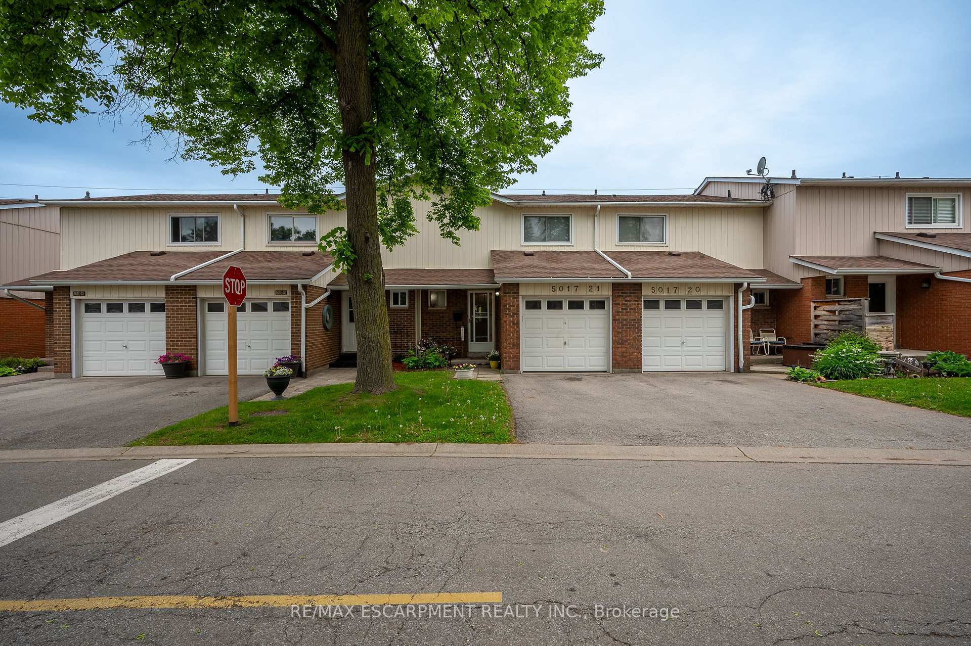3 Bedrooms Condo at 5017 Pinedale, Burlington For sale