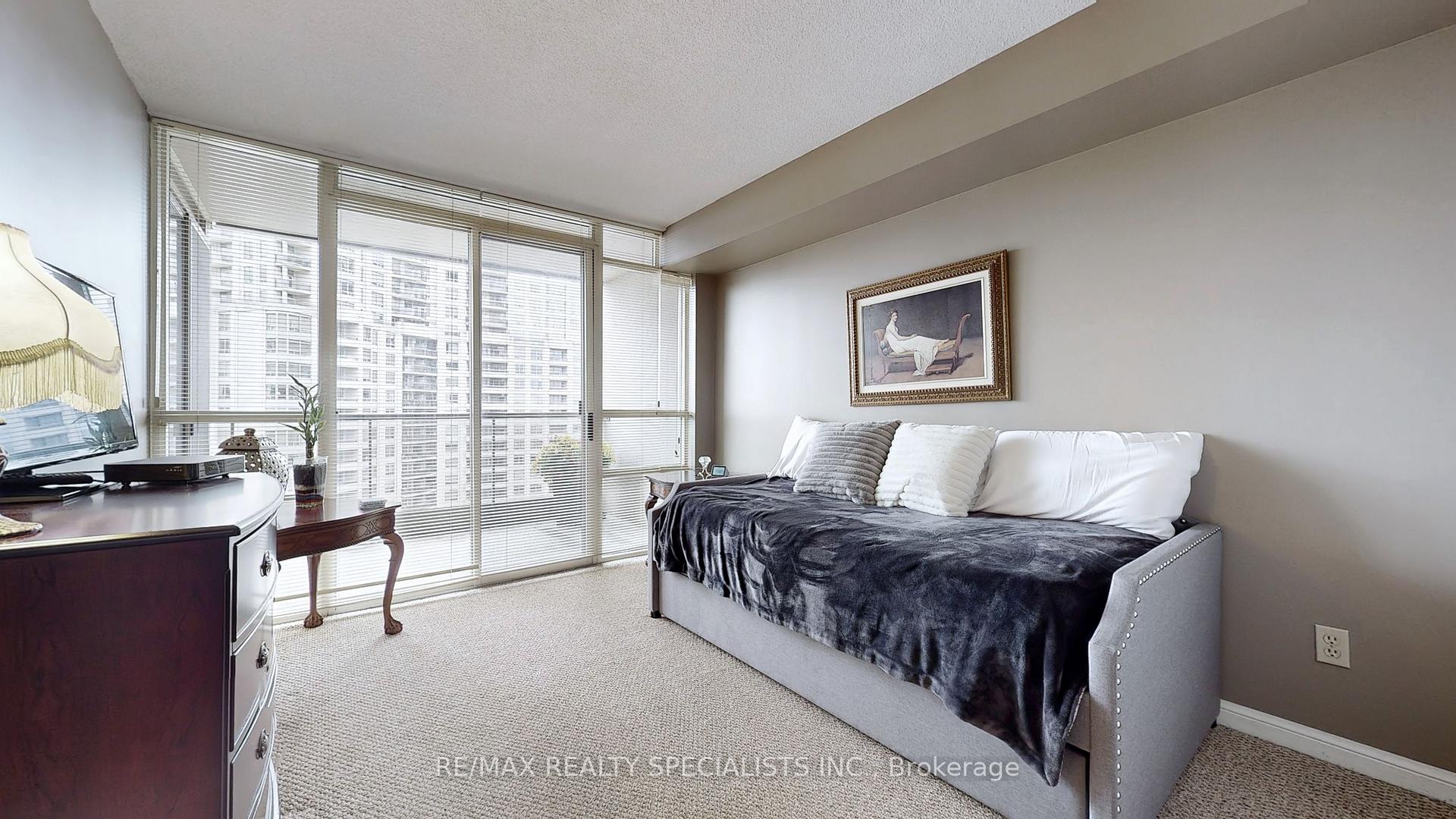 2 Bedrooms Condo at 45 Kingsbridge Garden, Mississauga For sale