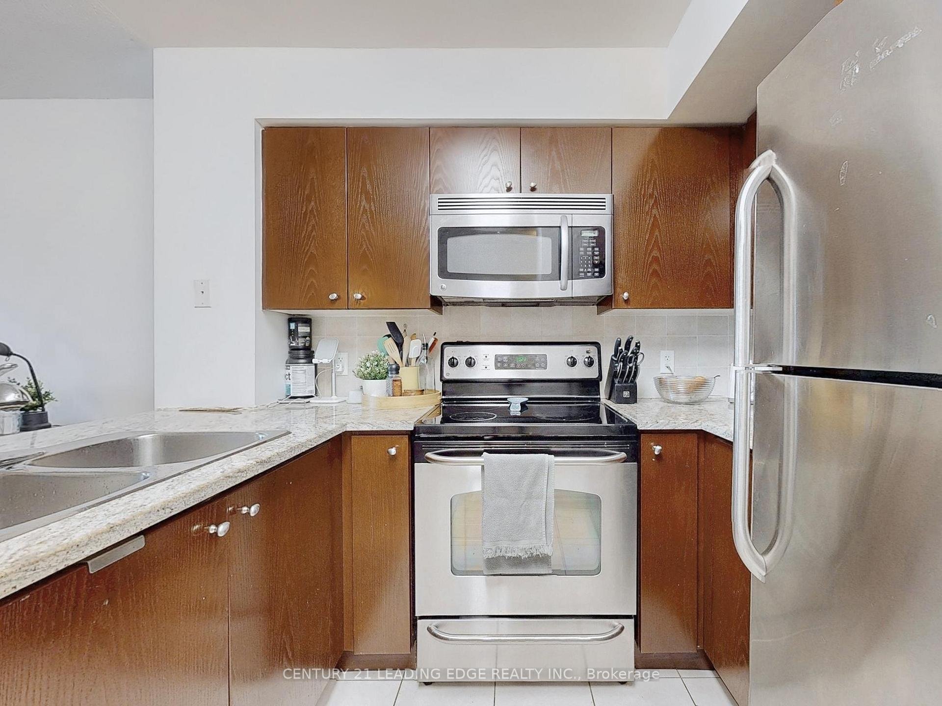 2 Bedrooms Condo at 30 Grand Trunk, Toronto For sale