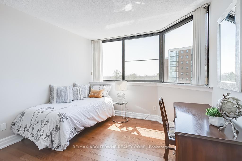2 Bedrooms Condo at 1230 Marlborough,  Oakville For sale