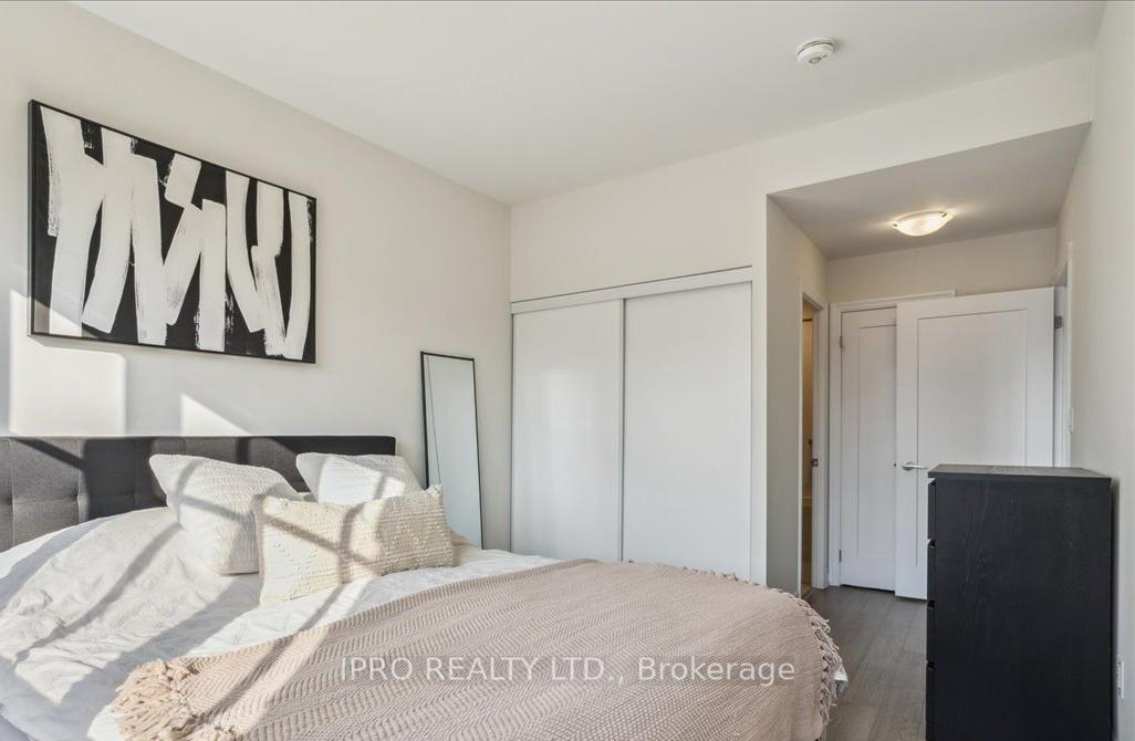 2 Bedrooms Condo at 652 Cricklewood, Mississauga For sale