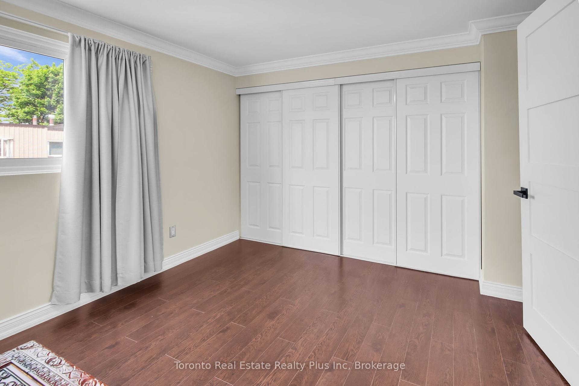 3 Bedrooms Condo at 400 Bloor, Mississauga For sale