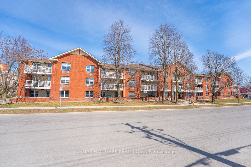 1099 Cadboro