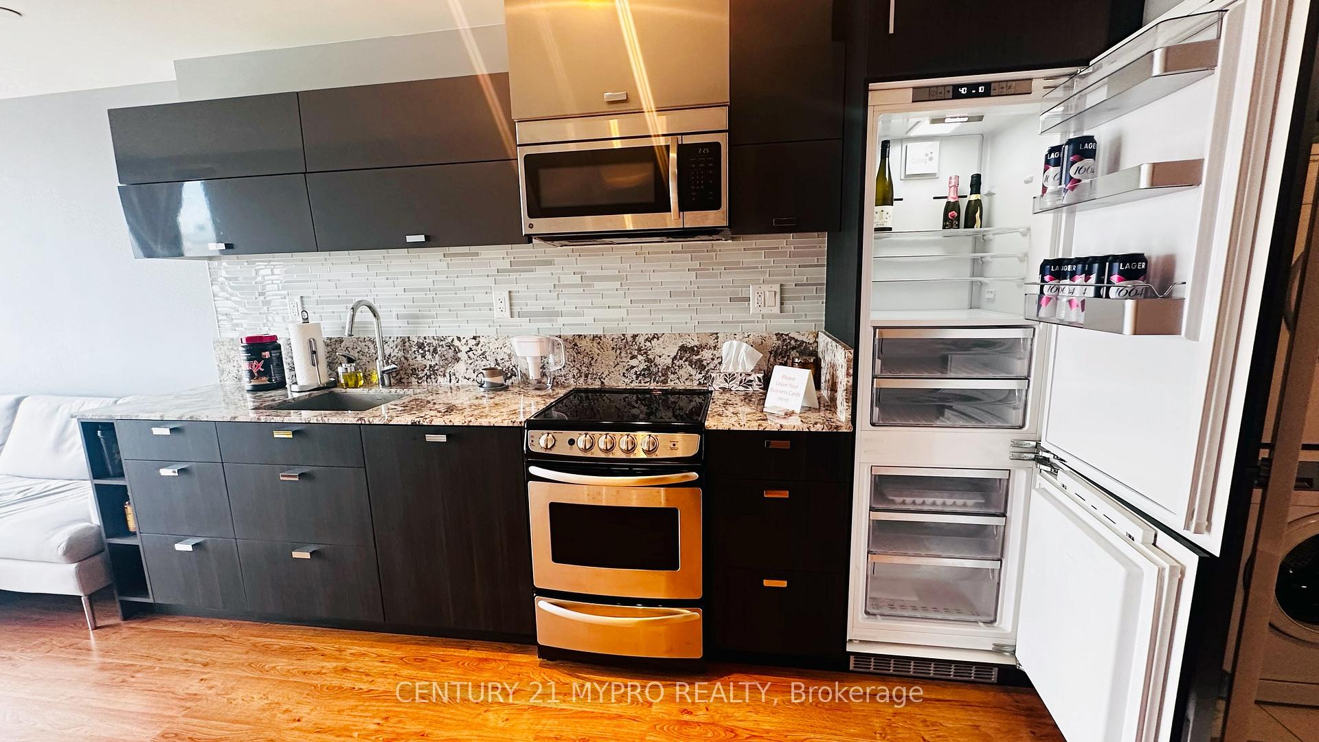 2 Bedrooms Condo at 290 Adelaide,  Toronto For sale
