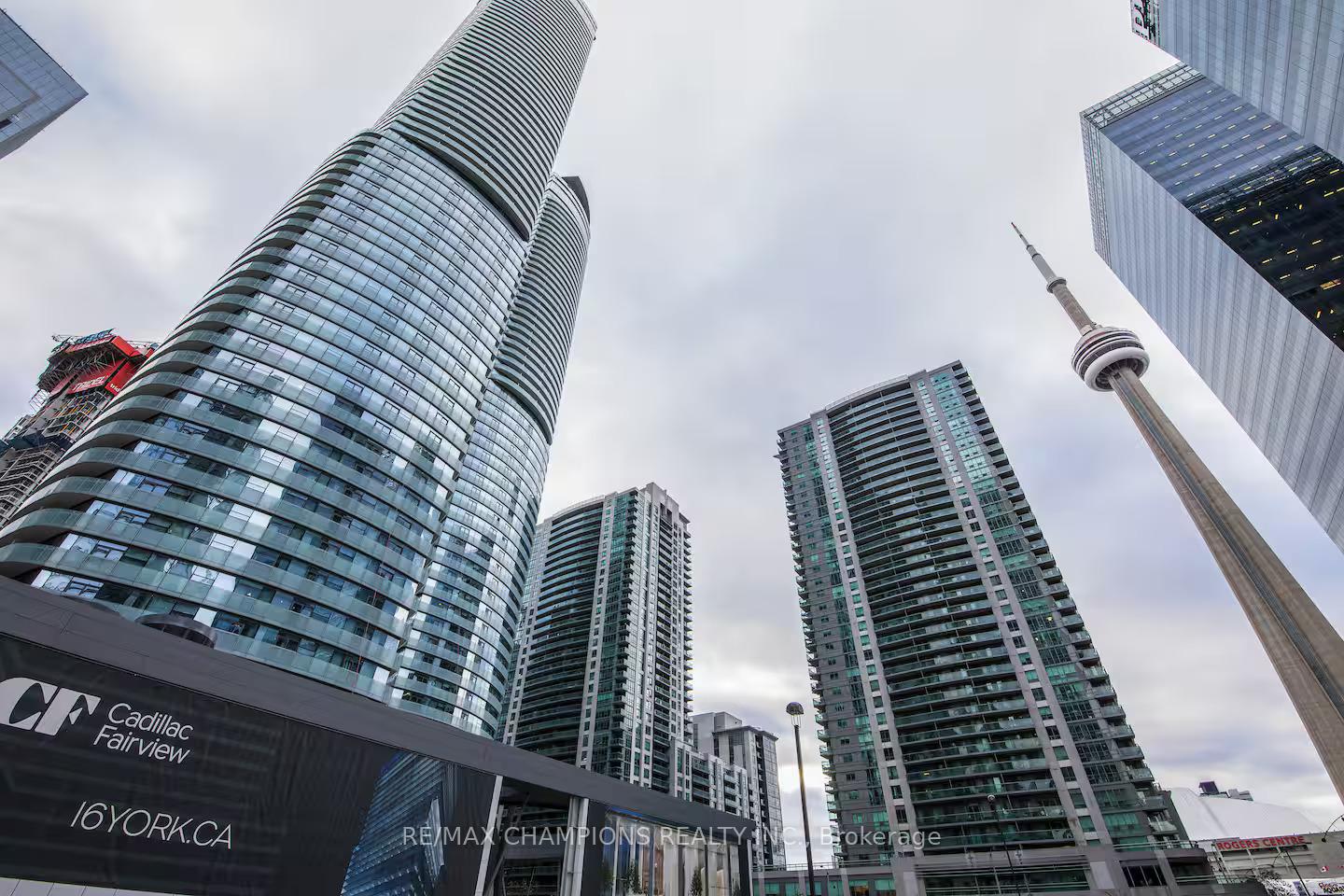 2 Bedrooms Condo at 14 York, Toronto For sale