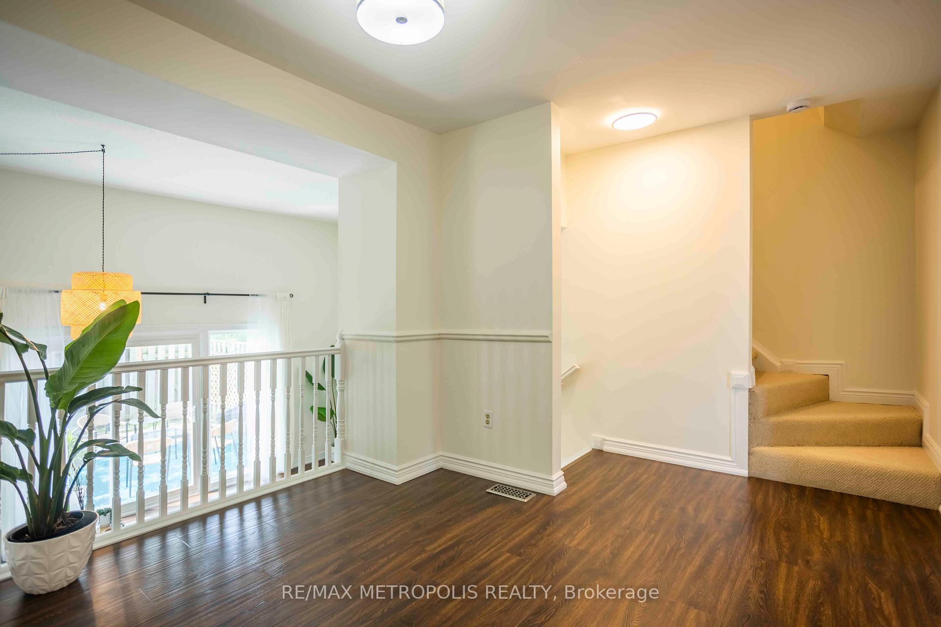 3 Bedrooms Condo at 11 Harrisford, Hamilton For sale