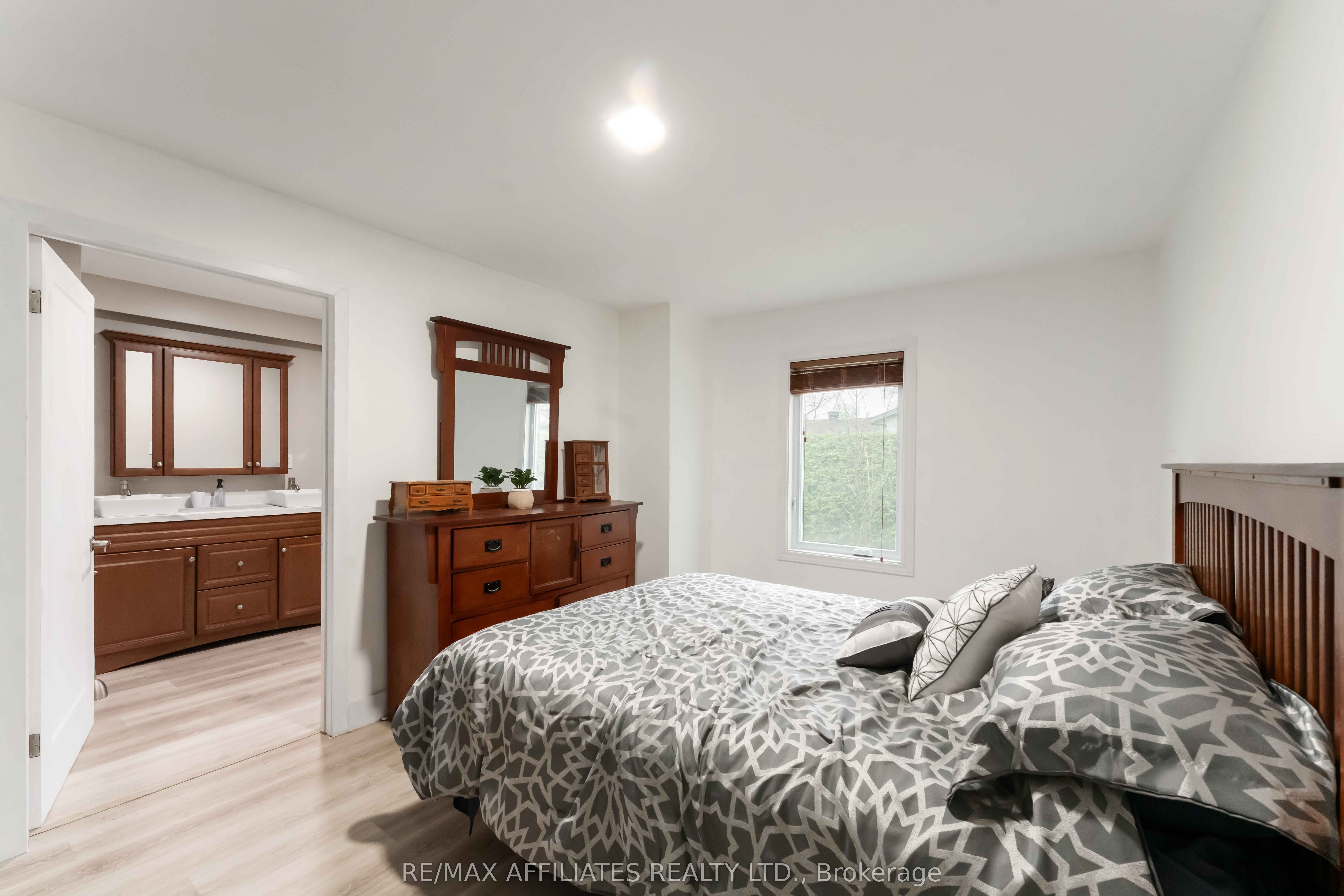 2 Teakwood Court